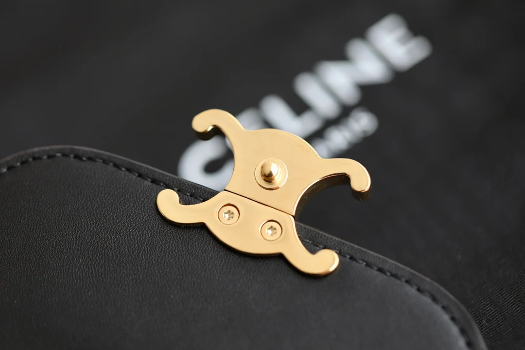 Маленький глянцевый кошелек Triomphe с клапаном из овечьей кожи - черный