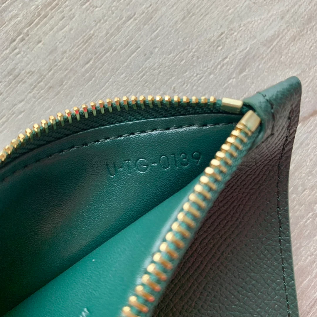 Кардхолдер Celine из зернистой телячьей кожи с застежкой-молнией — темно-зеленый