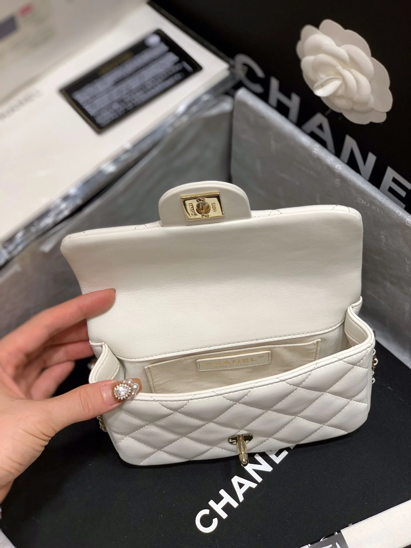 Сумка Chanel CF Pearl из коллекции Весна/Лето 2020 — белая — 18 см