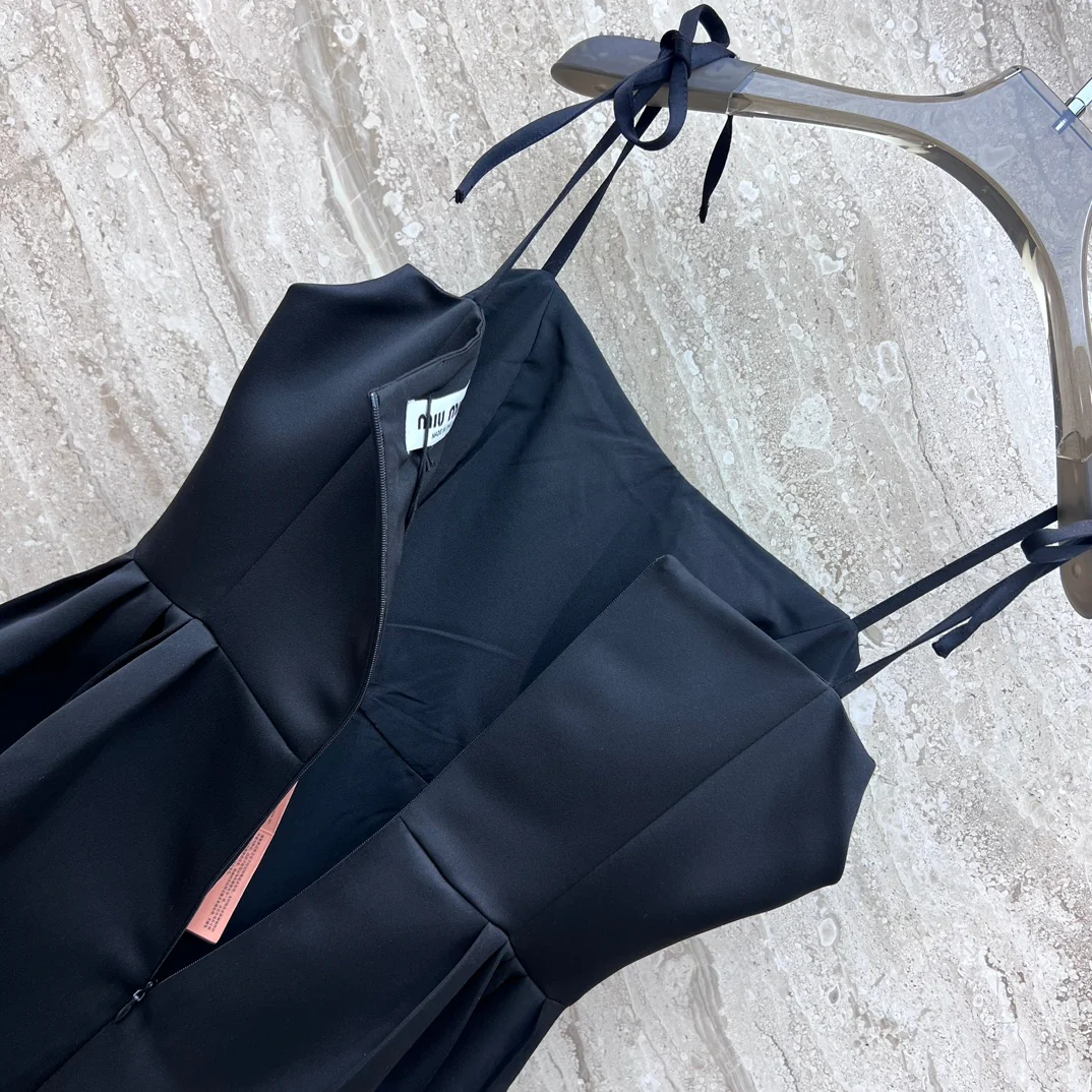 Miu Miu - 2404 - Классическое элегантное маленькое черное платье в стиле Хепберн, расшитое бисером, на тонких бретельках.