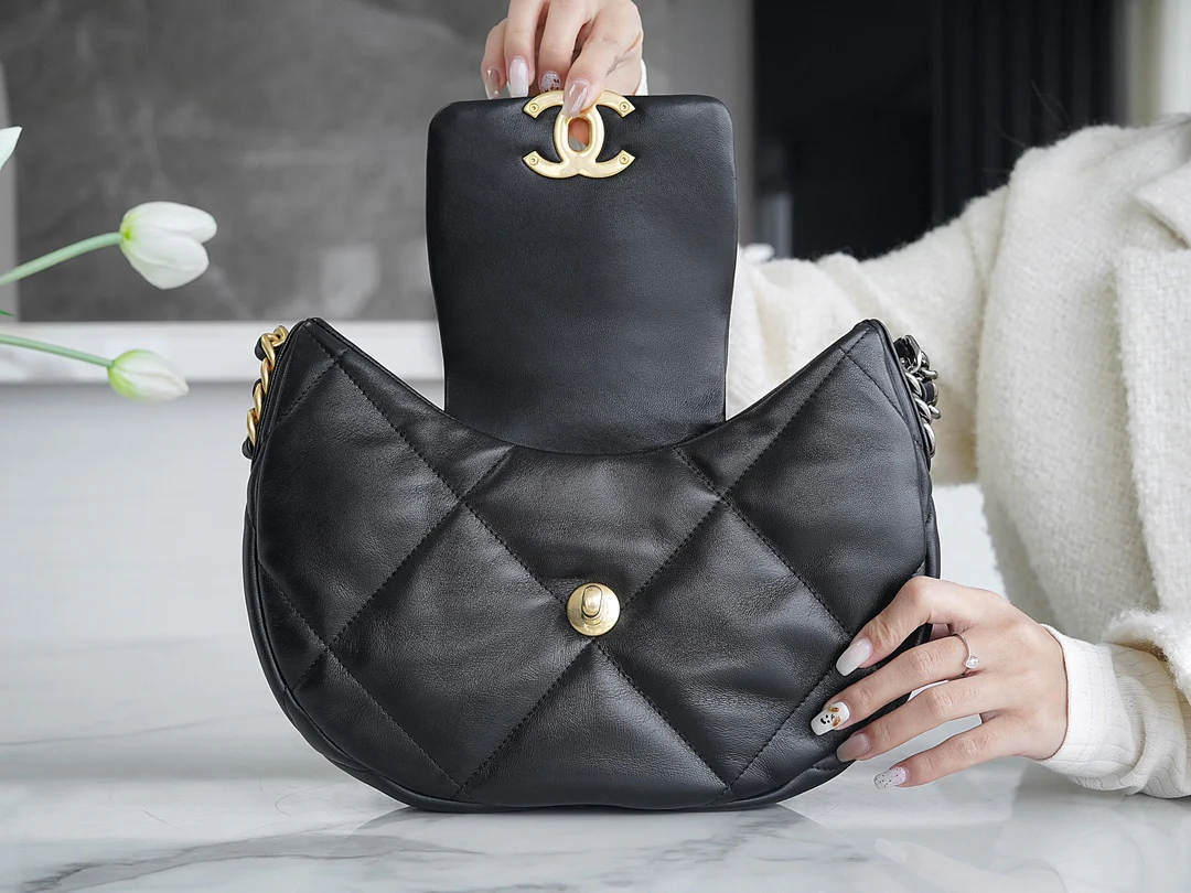 Новая коллекция Chanel ?Ранняя весна? — 24c — 19bag — сумка-хобо под мышкой — черная.