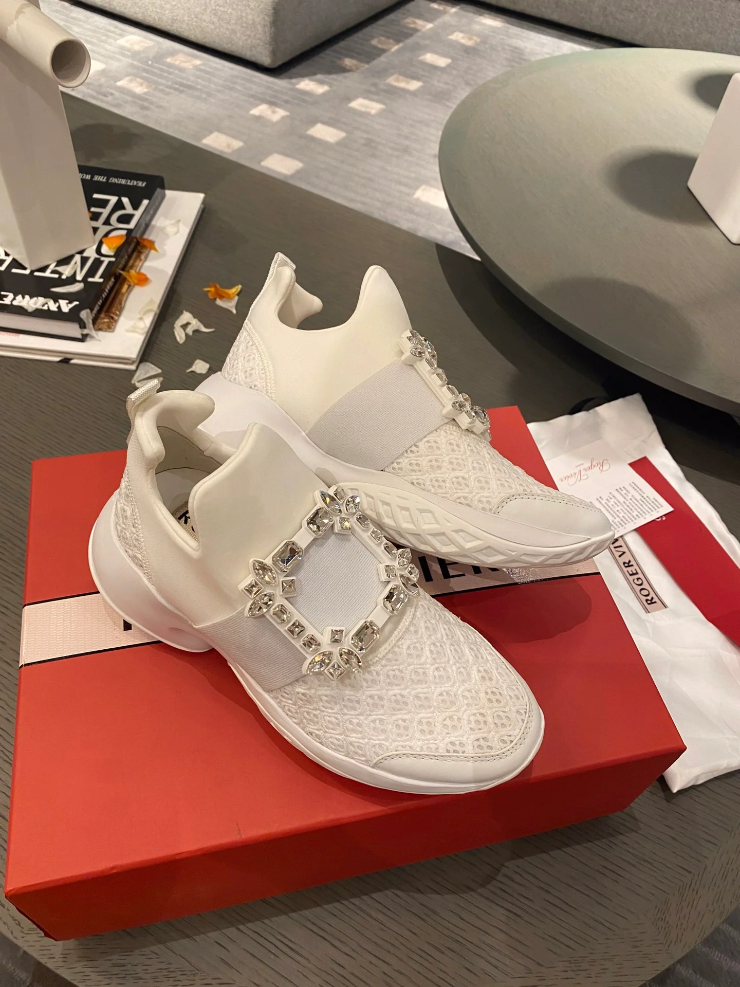 Кроссовки с пряжками - белые