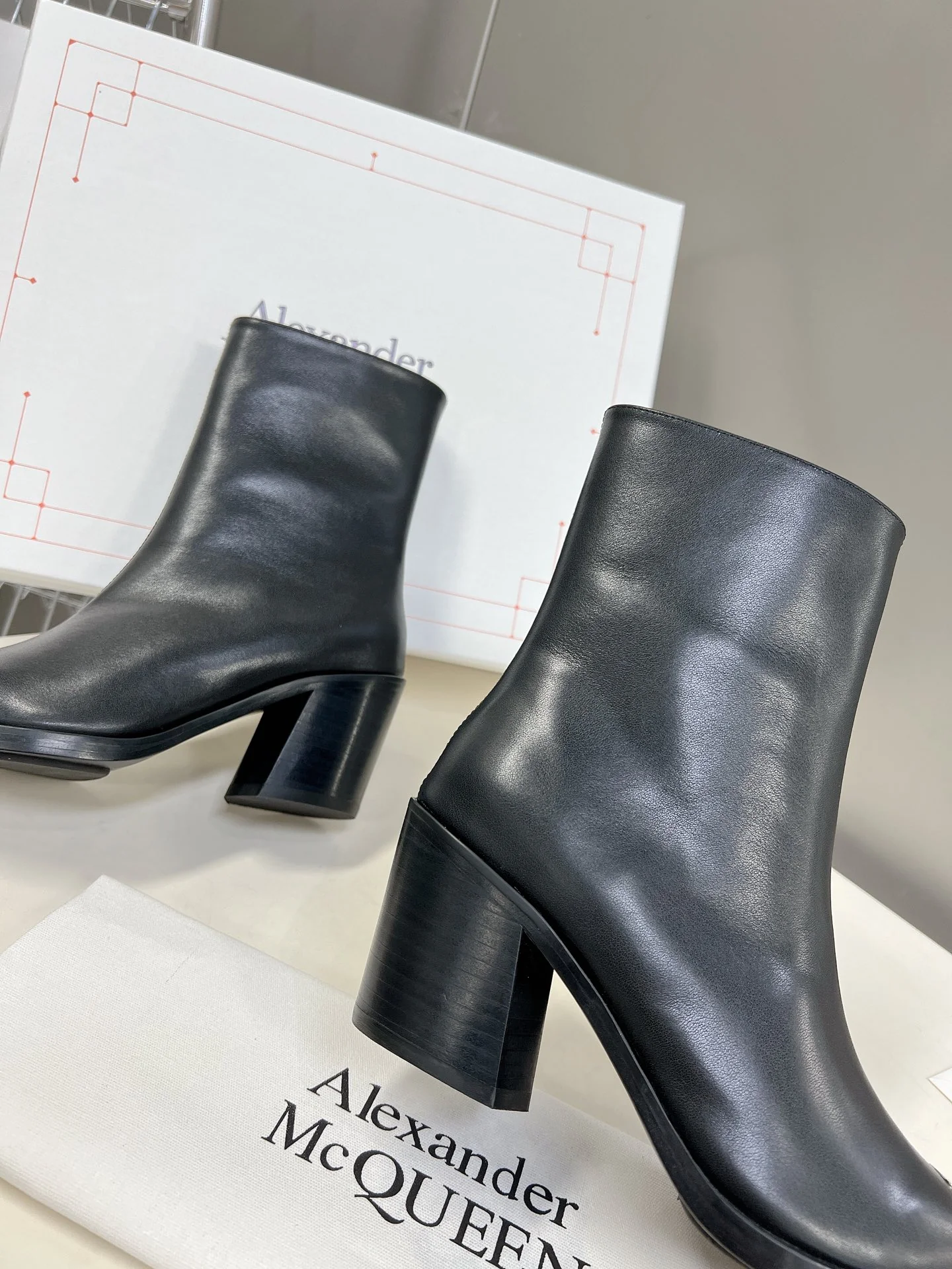 McQueen - Новинка сезона осень/зима 2023 - Ботильоны ?челси? с металлическим носком