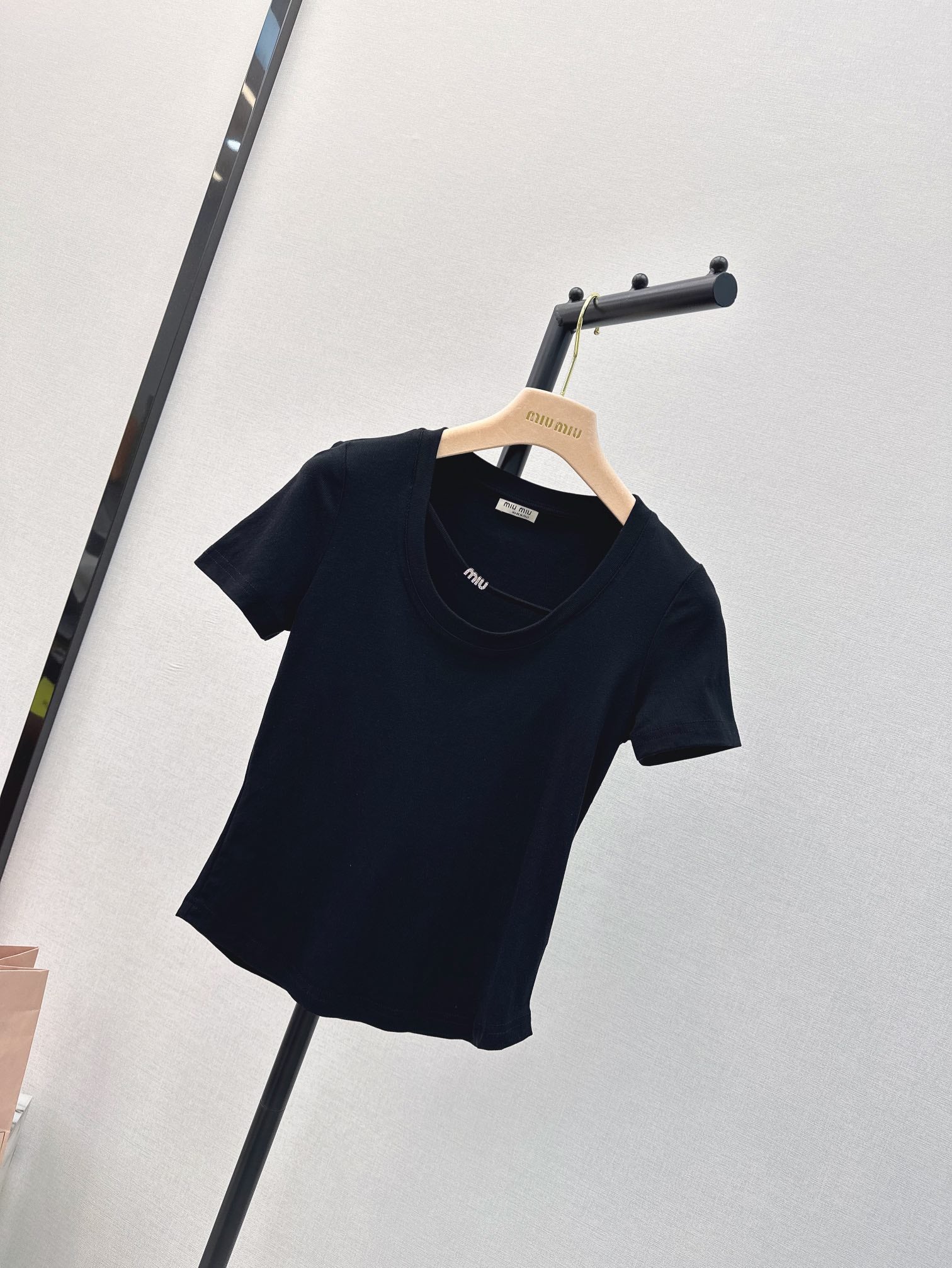 Miu Miu-2404 - Весенне-летняя новинка. Приталенная футболка с U-образным вырезом, черная.