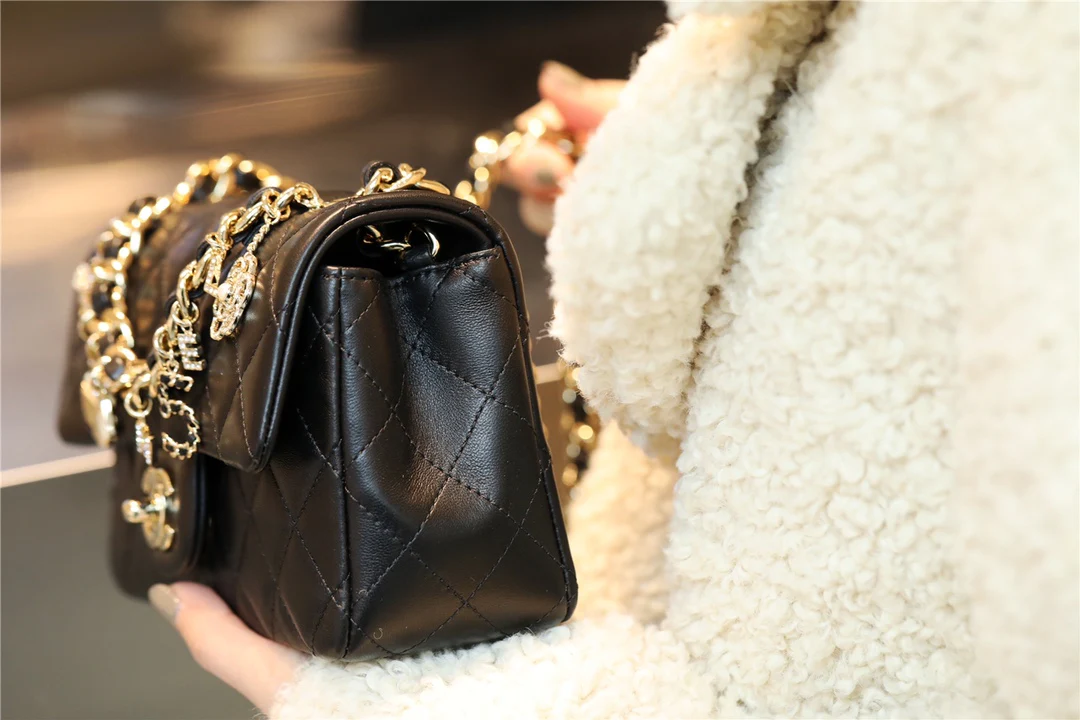 Миниатюрный кулон-значок Chanel CF