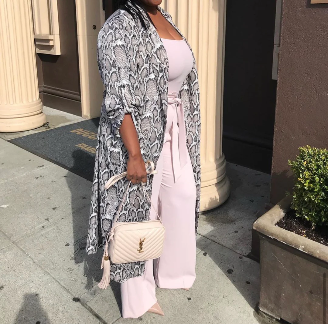 Фотосумка YSL Lou Bag — белая с золотой фурнитурой.