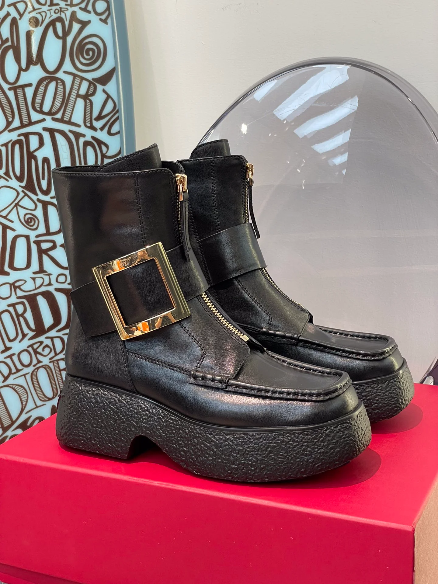 Кожаные ботинки на платформе с застежкой-молнией и металлической пряжкой - 1