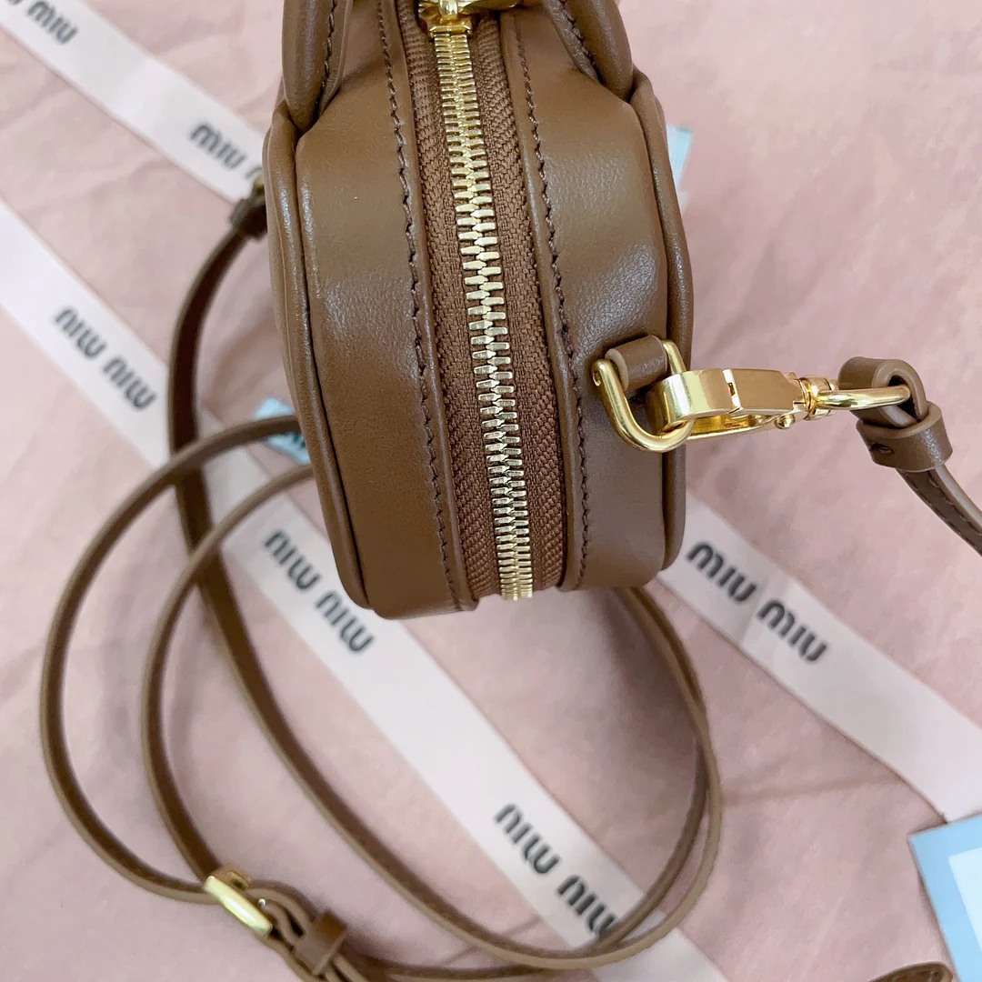 Мини-портфель Miu Miu с брелоком — из телячьей кожи.