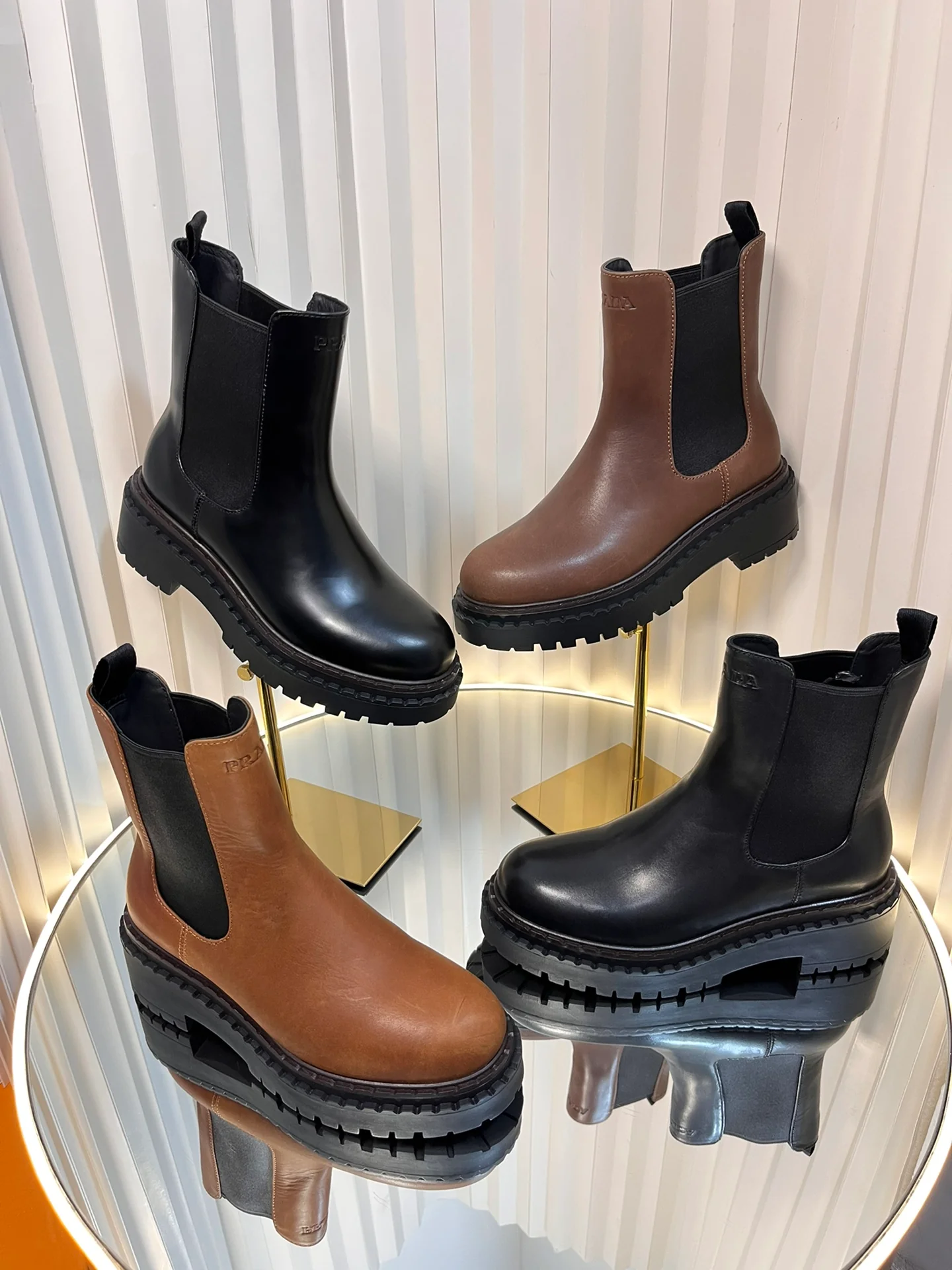 Кожаные ботильоны Prada 2024 — изображение из коллекции.