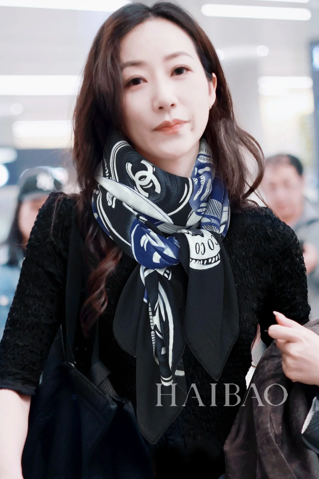 Платок Chanel 2024 с двусторонним значком в комплекте - 140-140