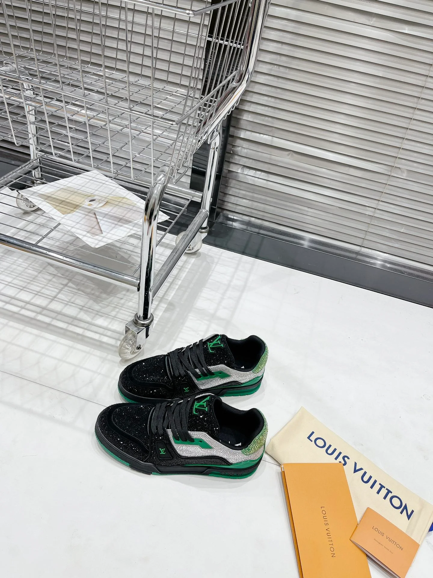 Кроссовки LV Trainer - обувь для скейтбординга - глянцевый черный/зеленый - унисекс