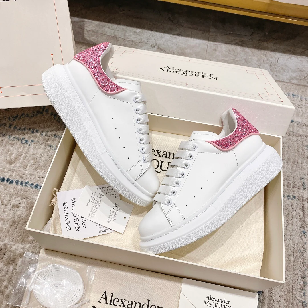 Классические белые кроссовки McQueen с блестящим каблуком – розовые