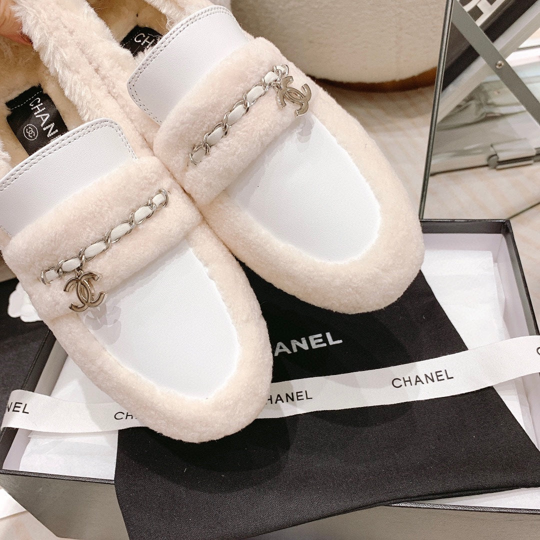 Весенняя коллекция Chanel 2022 — Балетки из лоскутков овечьей шерсти — Белые