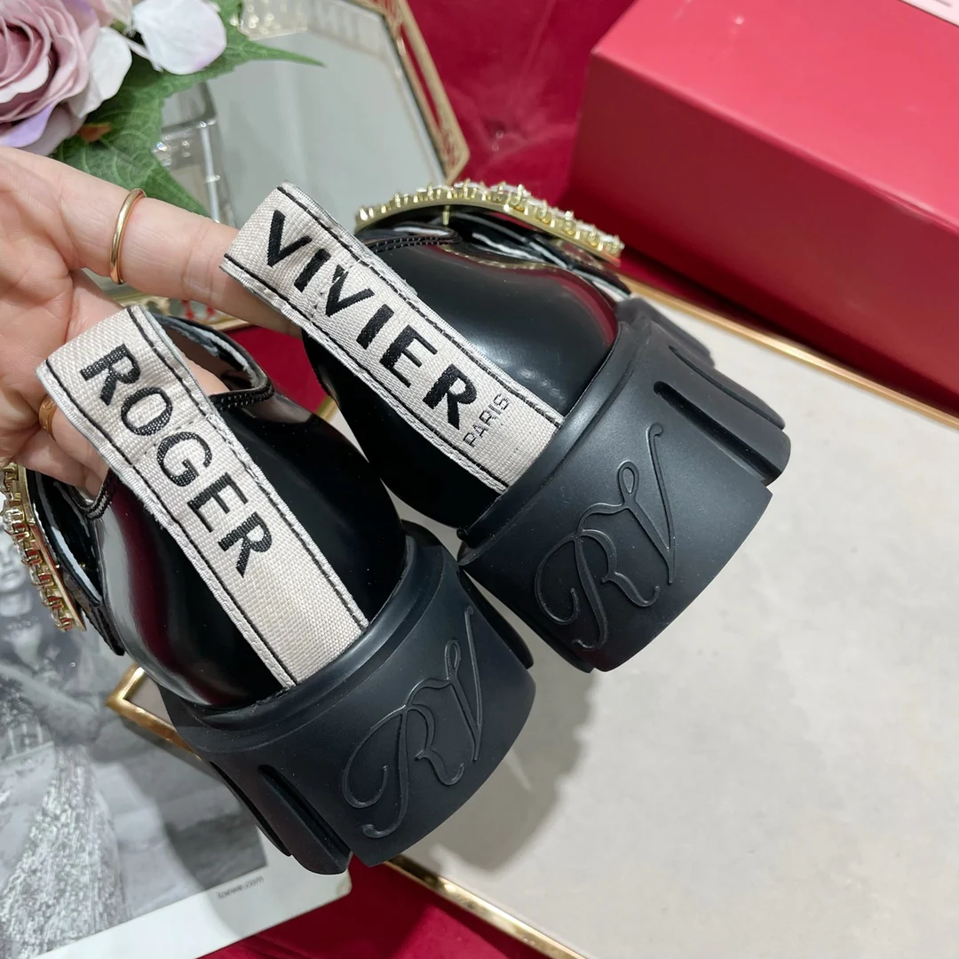 Лоферы из лакированной кожи с пряжками