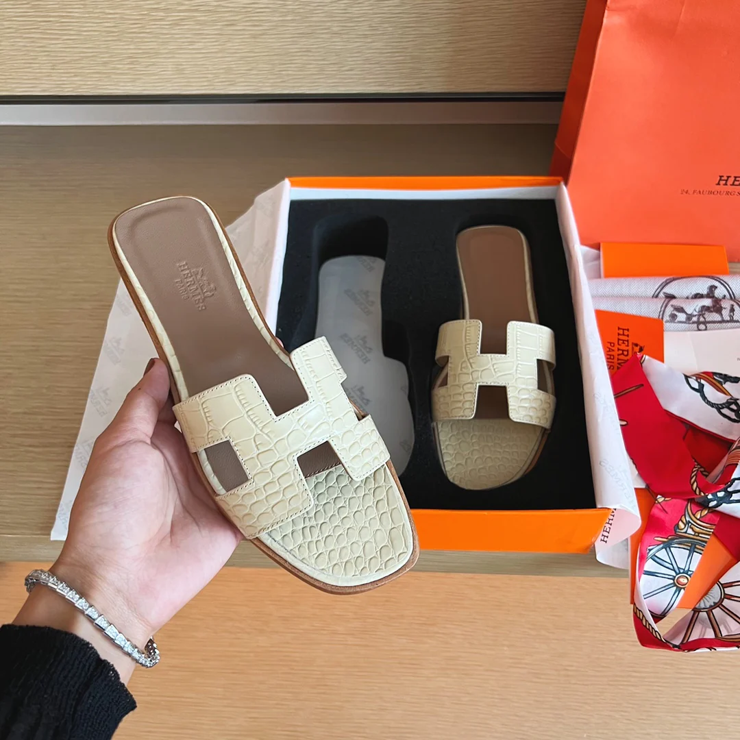 Сандалии Hermes на плоской подошве с крокодиловым принтом