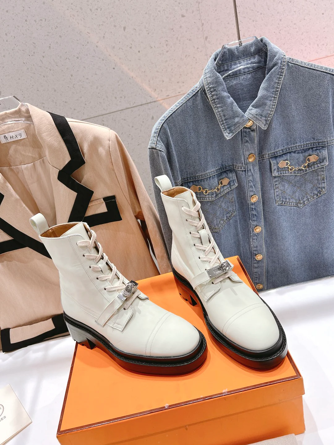 Новинка сезона осень/зима 2023 от Hermes — ботильоны на шнуровке унисекс — белые.
