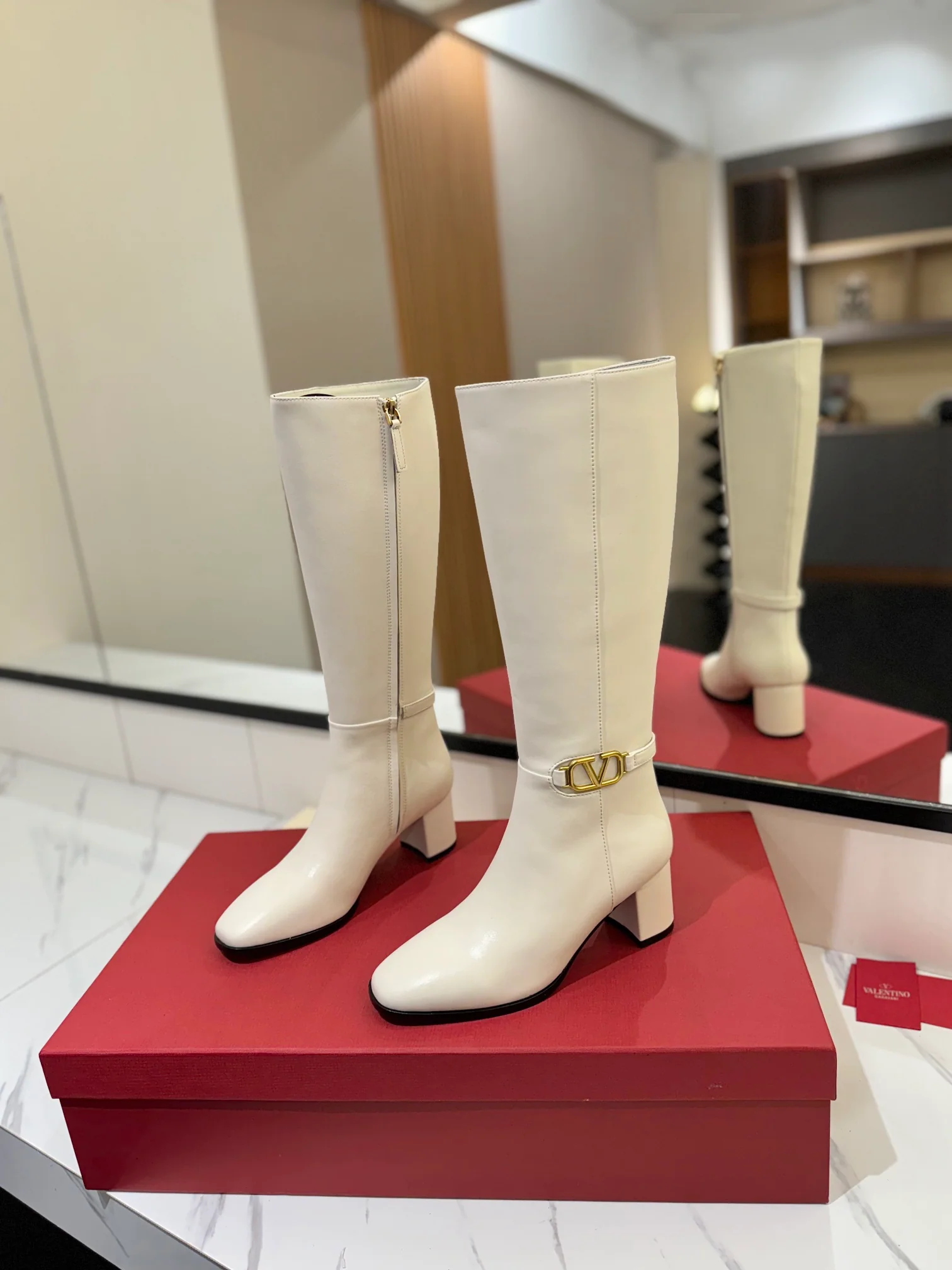 Сапоги для верховой езды Valentino 2024 с маленькой V-образной пряжкой и логотипом - белые