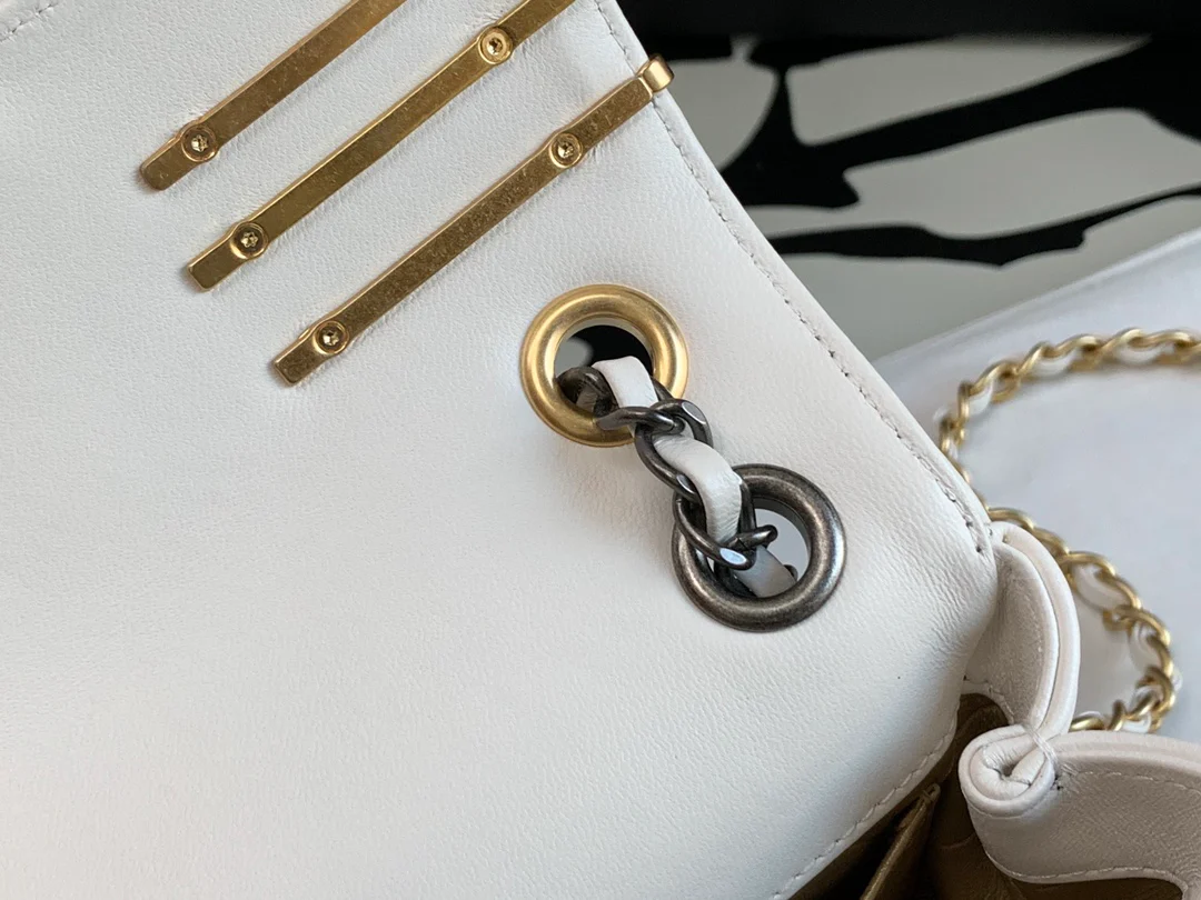 Новинка сезона осень/зима 2022 от Chanel - сумка с клапаном и значком - 18 см