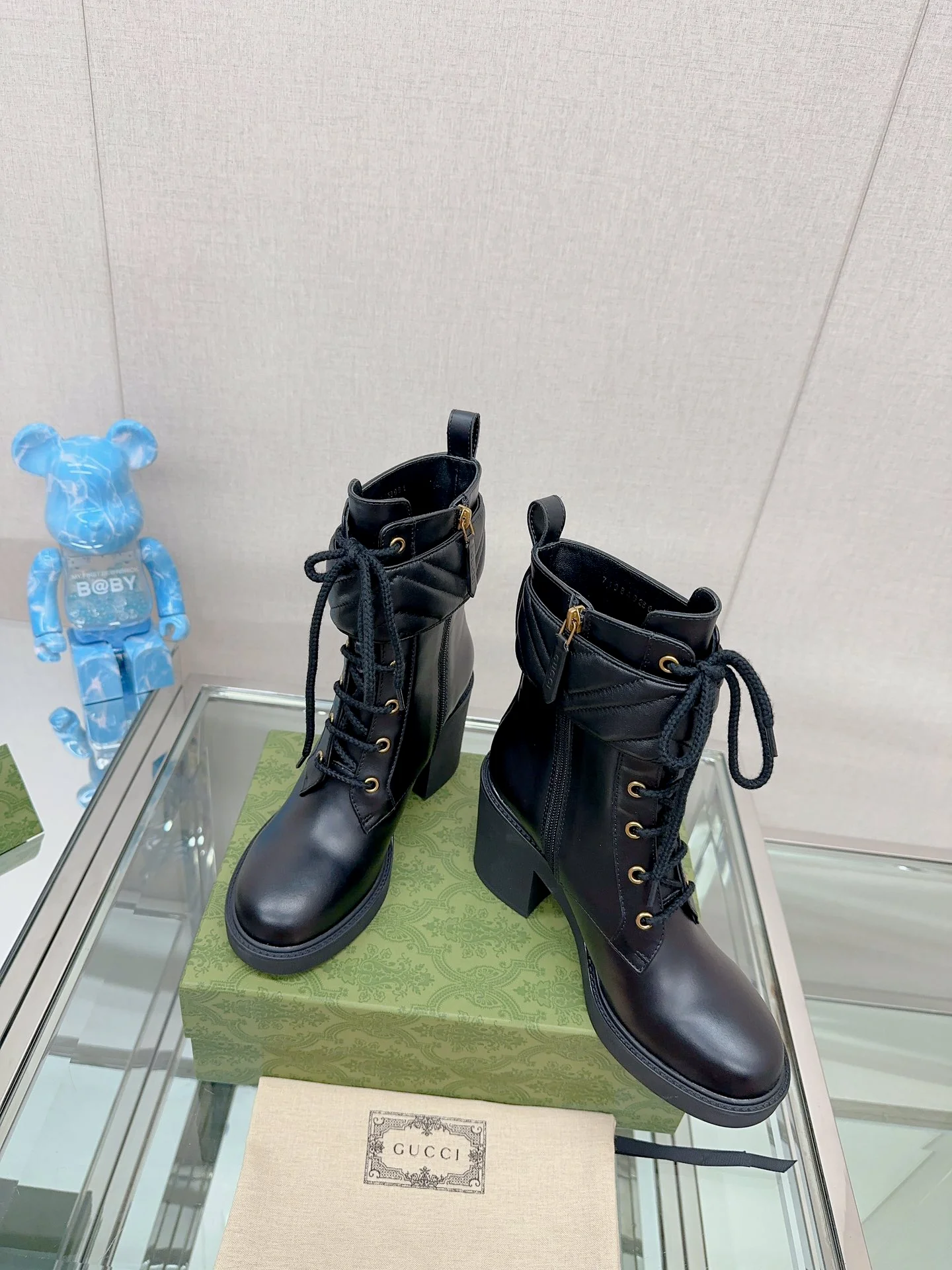 Новинка 2023 года от Gucci - Ботильоны на высоком каблуке с пряжкой и шнуровкой в ??виде буквы G - Черные