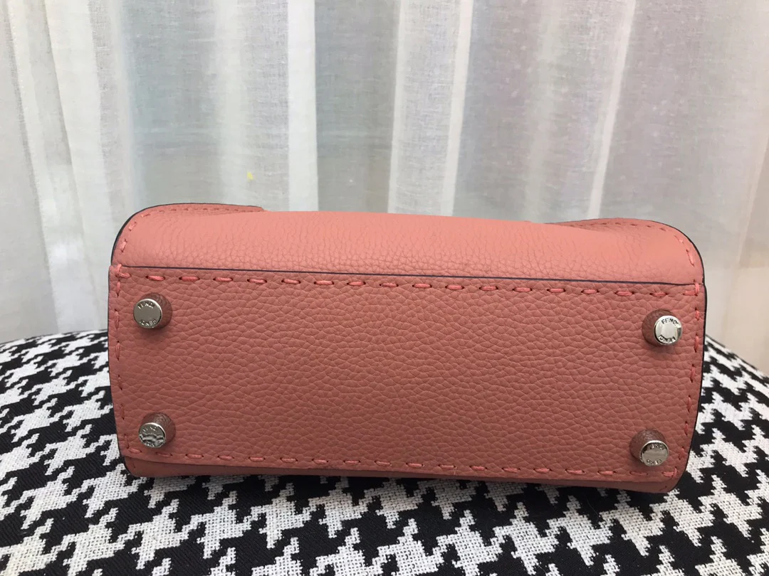 Мини-сумочка Fendi Peekaboo из розовой кожи