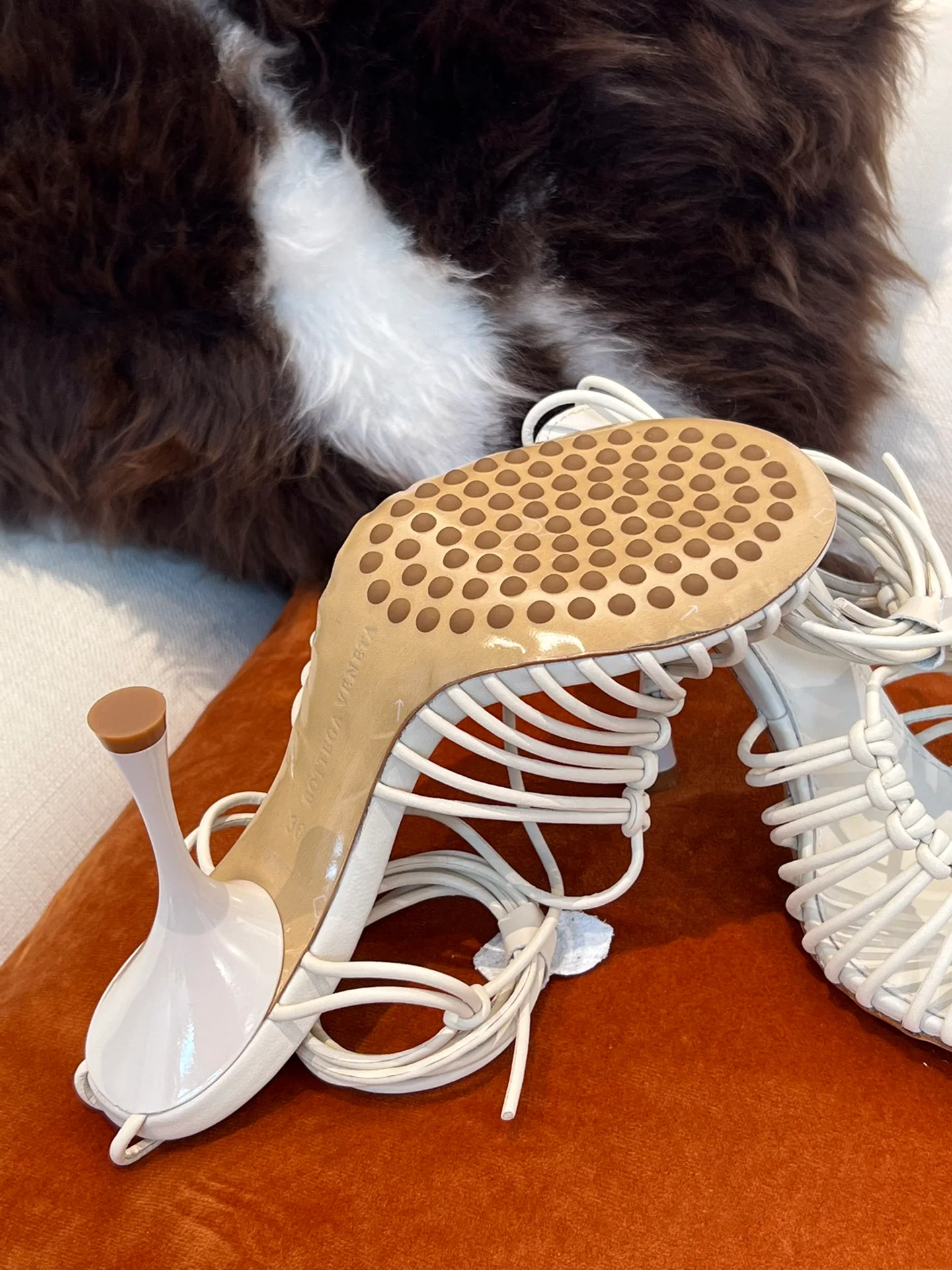 BV - Белые босоножки на высоком каблуке с ремешками