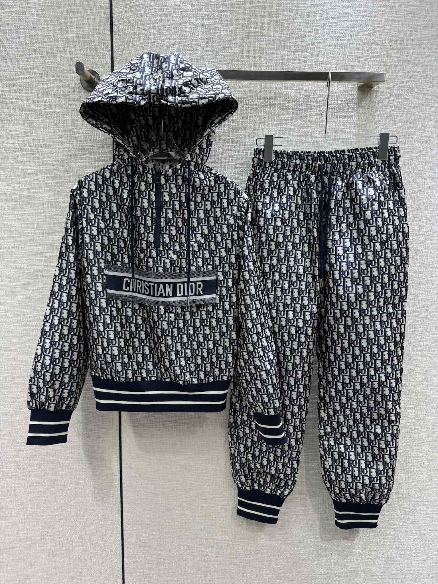 Комплект Dior 2403: толстовка с капюшоном на молнии до середины и спортивные брюки с эластичным поясом - черный.