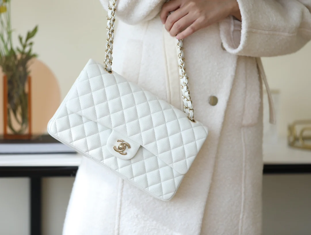 Сумка Chanel CF — белая — 26 см — фотография человека, который её носит.