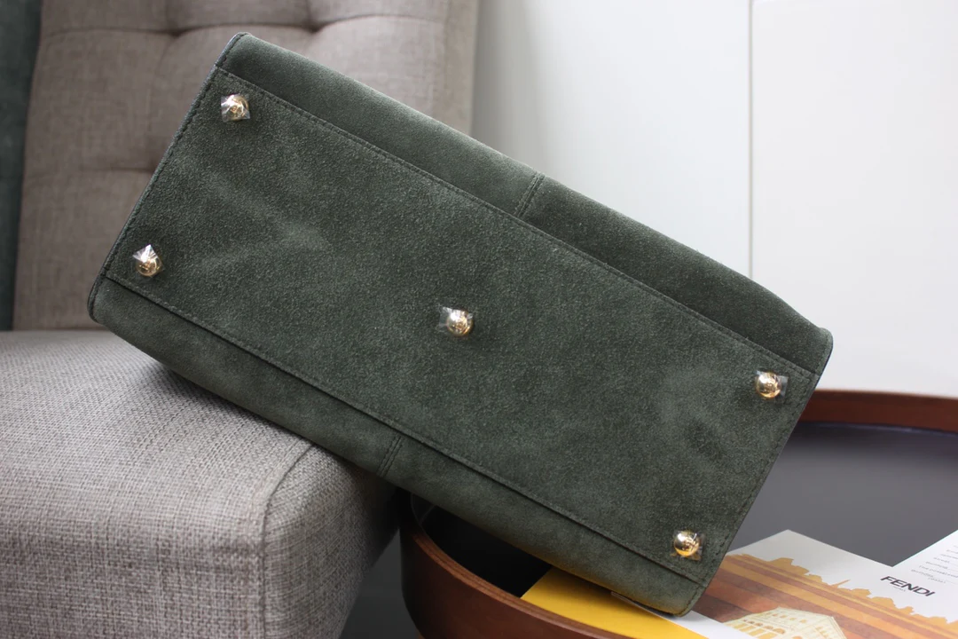 Сумка Fendi Peekaboo Lite Medium из зеленой замши.