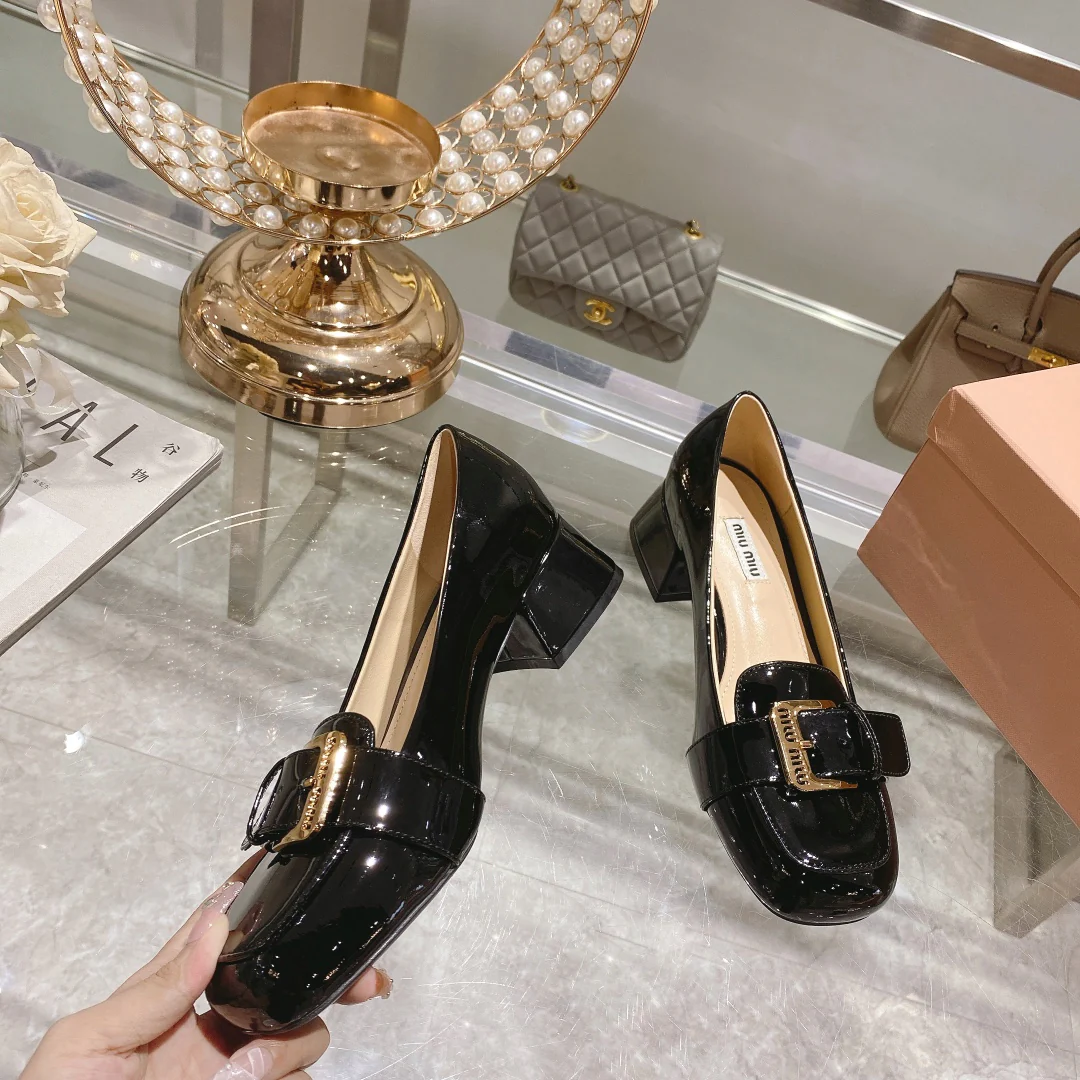 Новинка сезона осень/зима 2022 от Miu Miu - Туфли на низком каблуке с квадратным носком - Черные