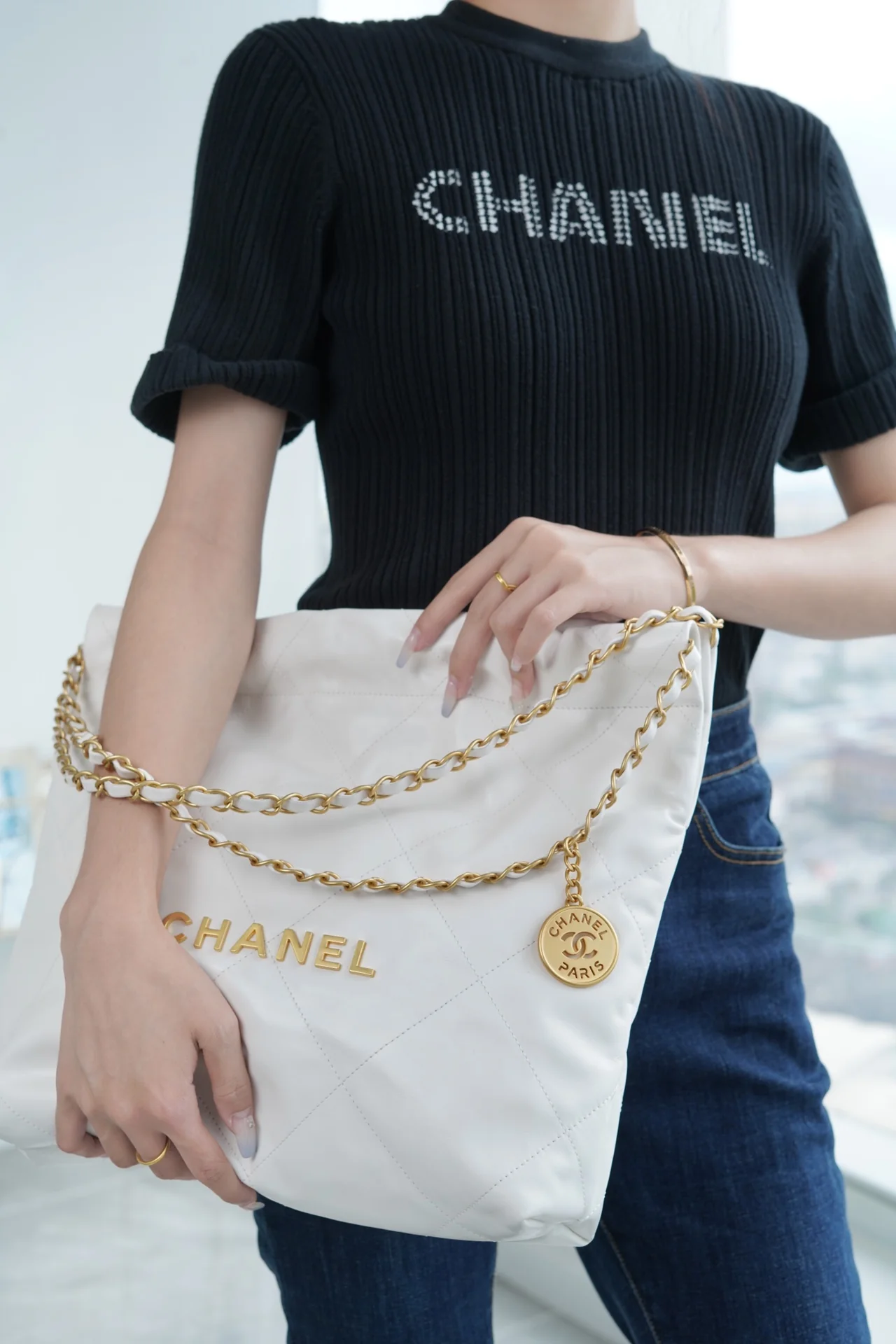 Сумочка Chanel No. 22 — маленькая, из белого золота.