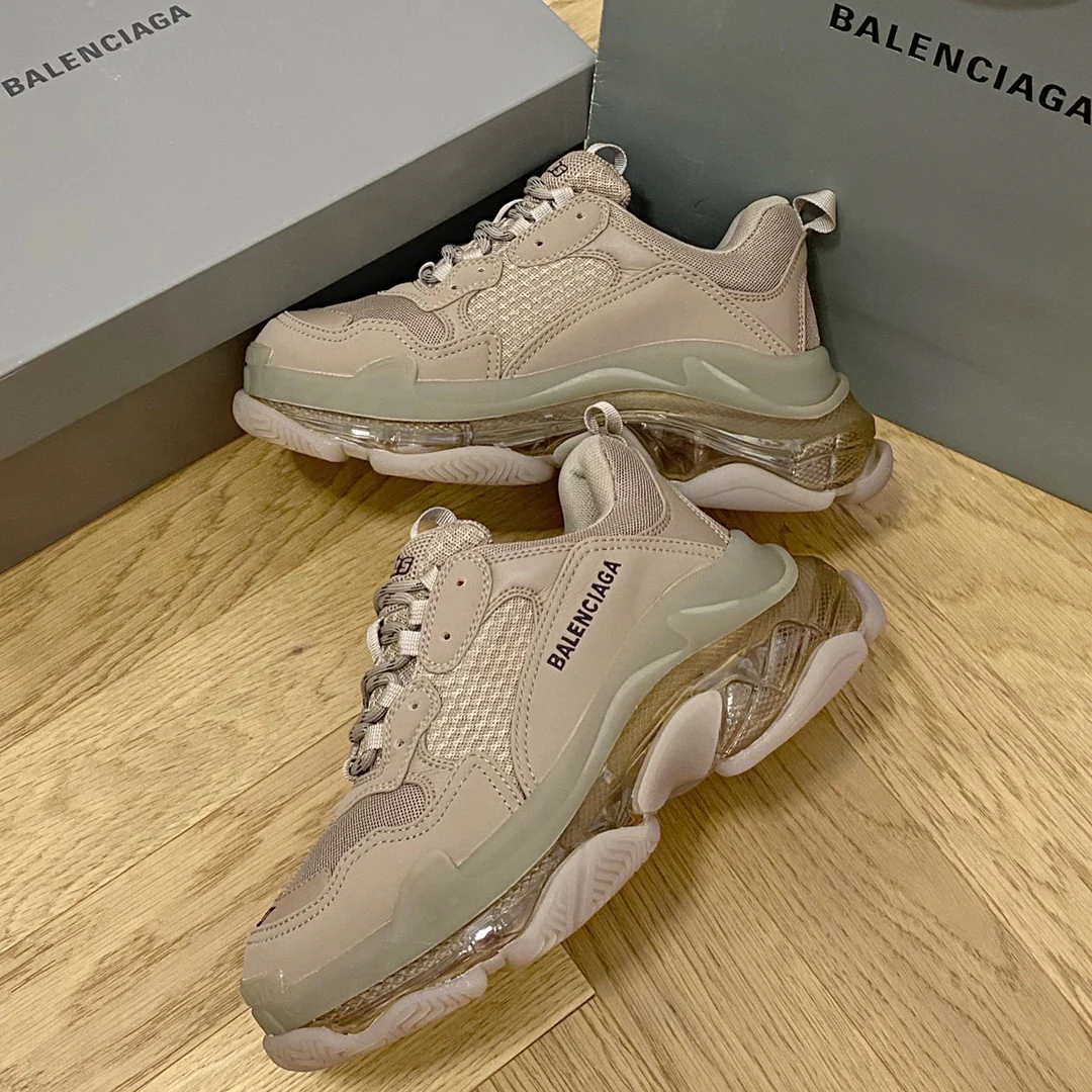Массивные кроссовки Balenciaga Triples — модель унисекс.
