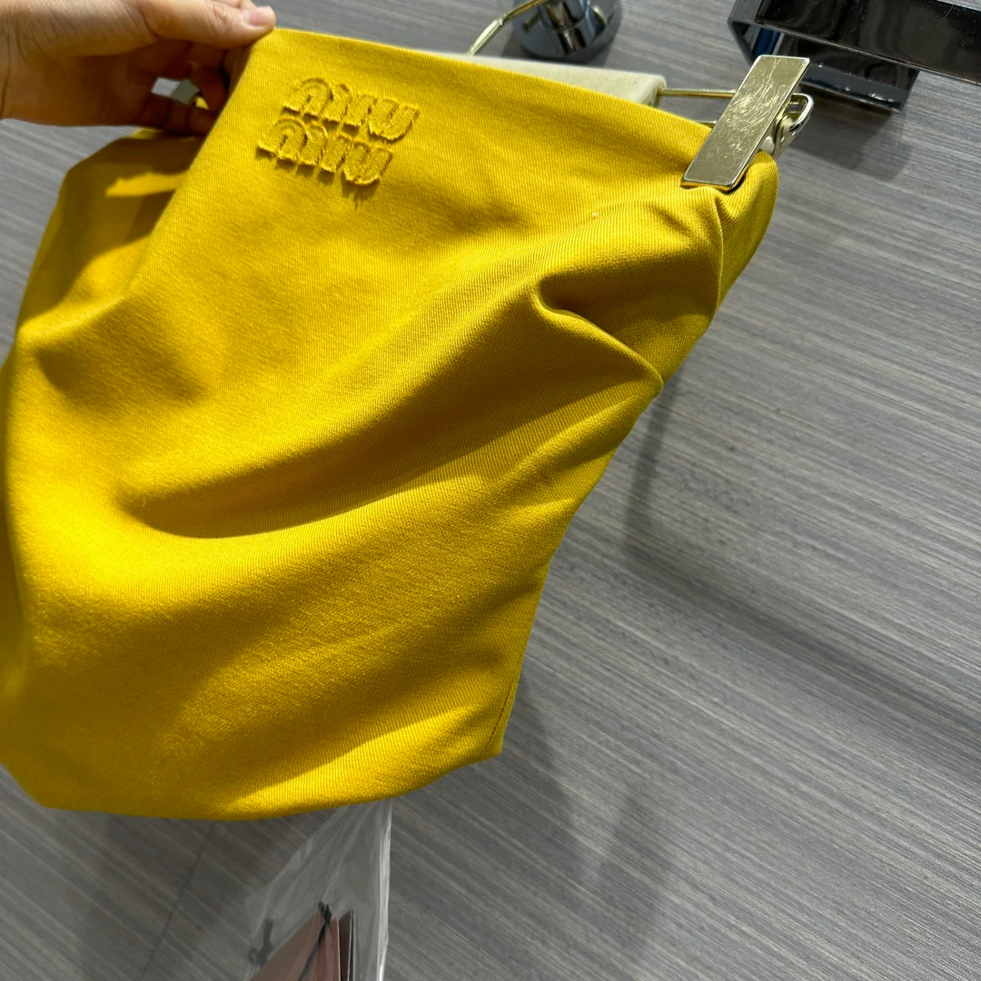 Miu Miu - Коллекция весна/лето 2404-24: Новинка, незаменимый элемент многослойного образа: топ-бандо, желтый.