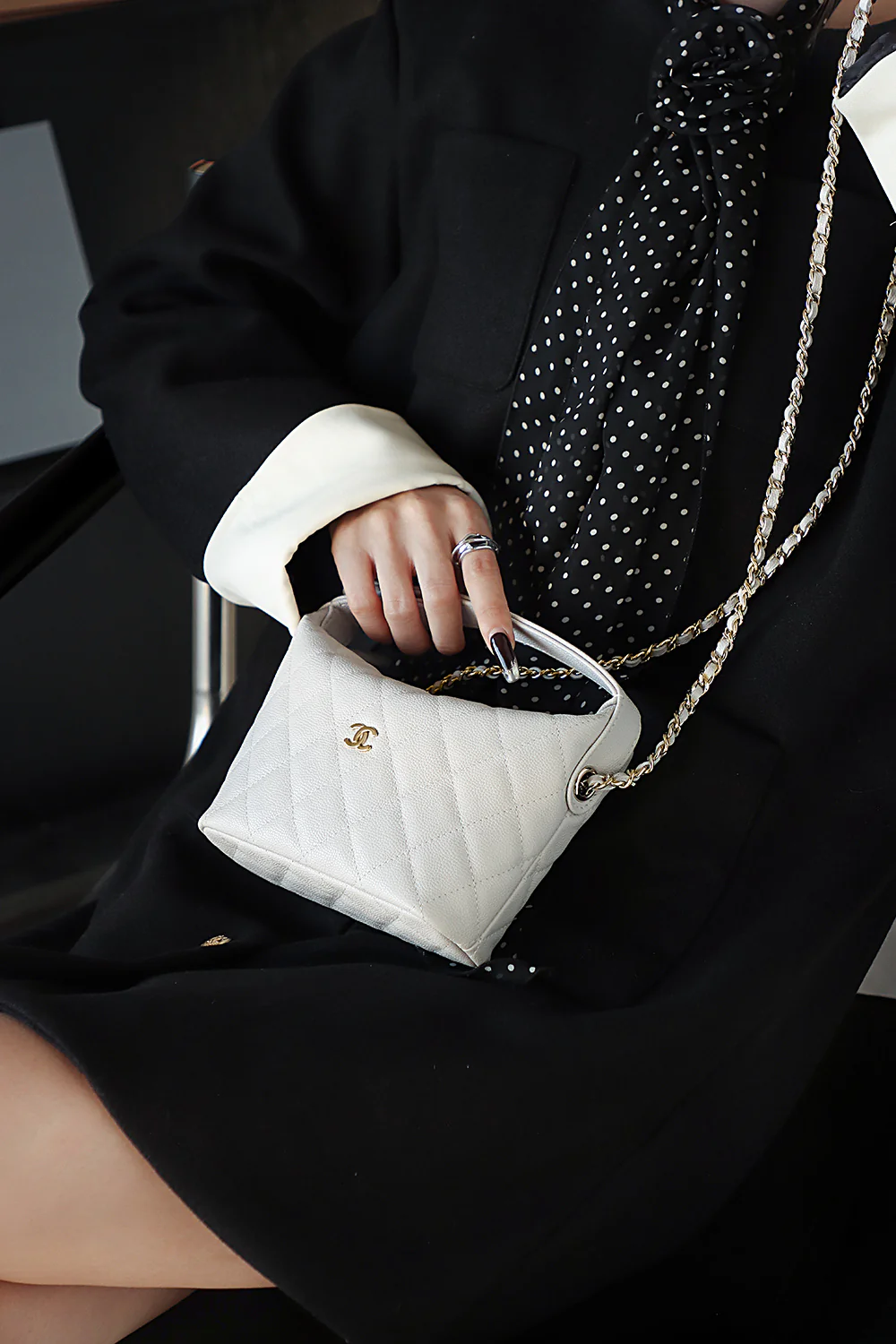 Chanel 25c - Средняя длина, телячья кожа - Сумка для ланча - Белая с золотой фурнитурой