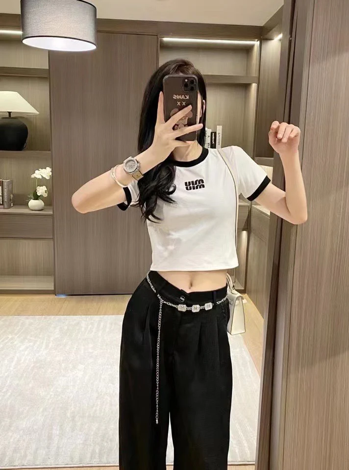 Футболка Miu Miu 2404 с коротким рукавом и принтом в виде букв, с черной отделкой.