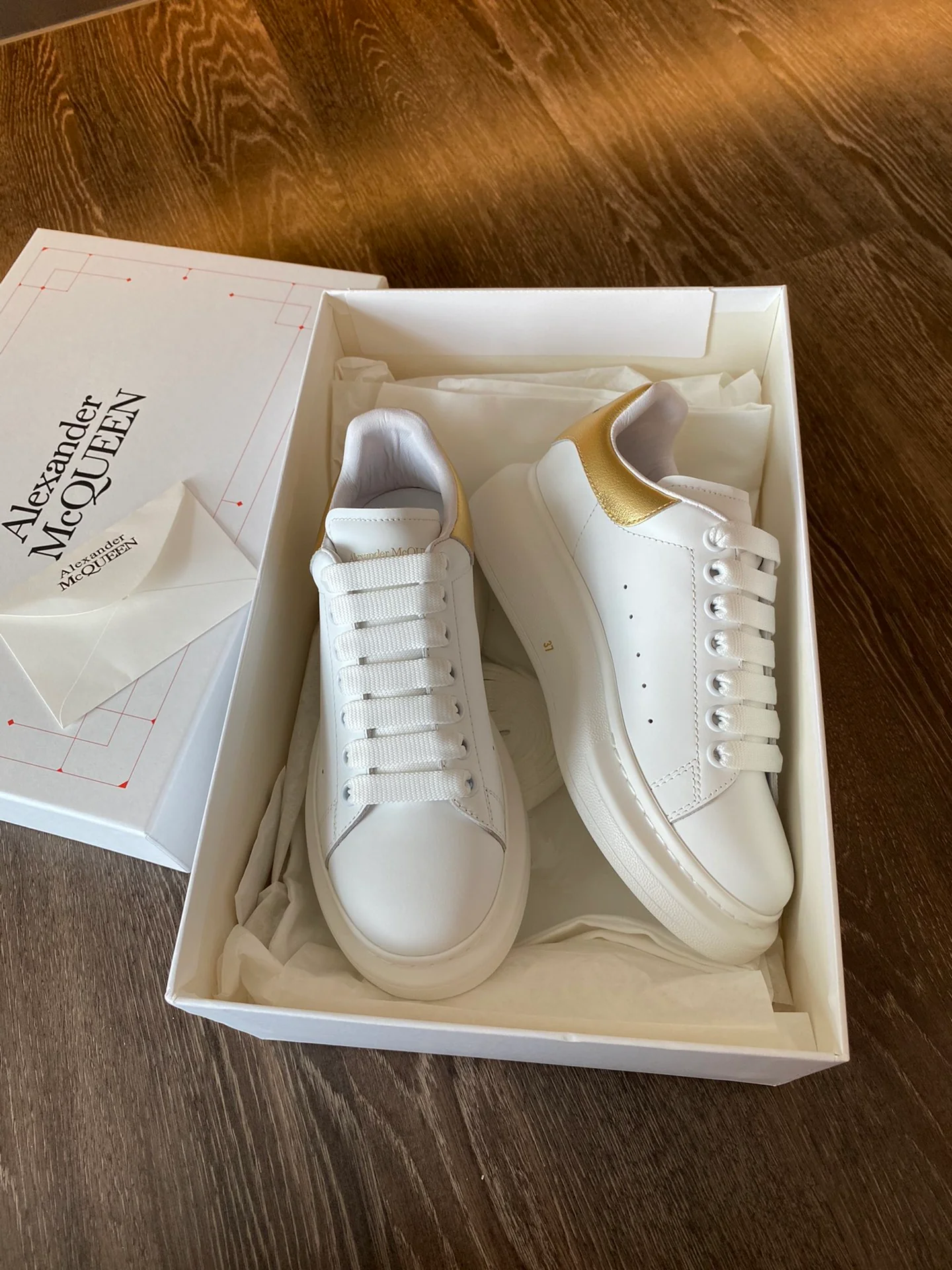 Классические белые кроссовки McQueen - ярко-золотые