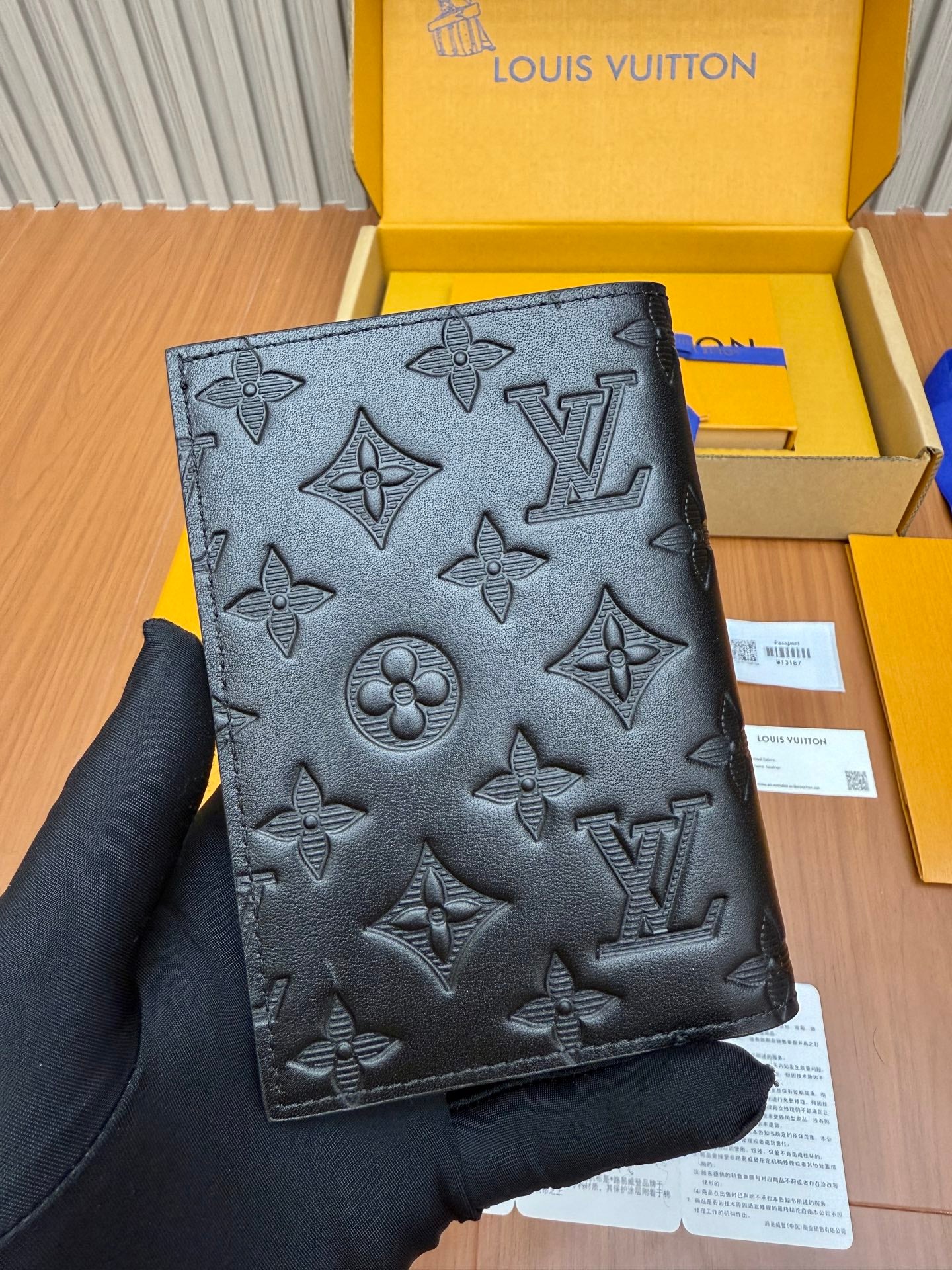 LV-m31050 — Цельностальной визитный кошелек — Черный с монограммой