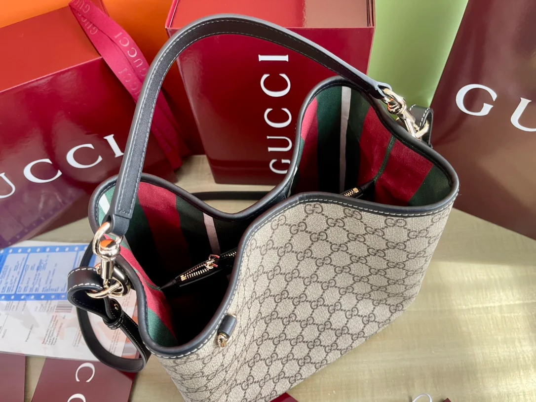 Маленькая сумка через плечо Gucci 2025 с отделкой из черной кожи - коричневая