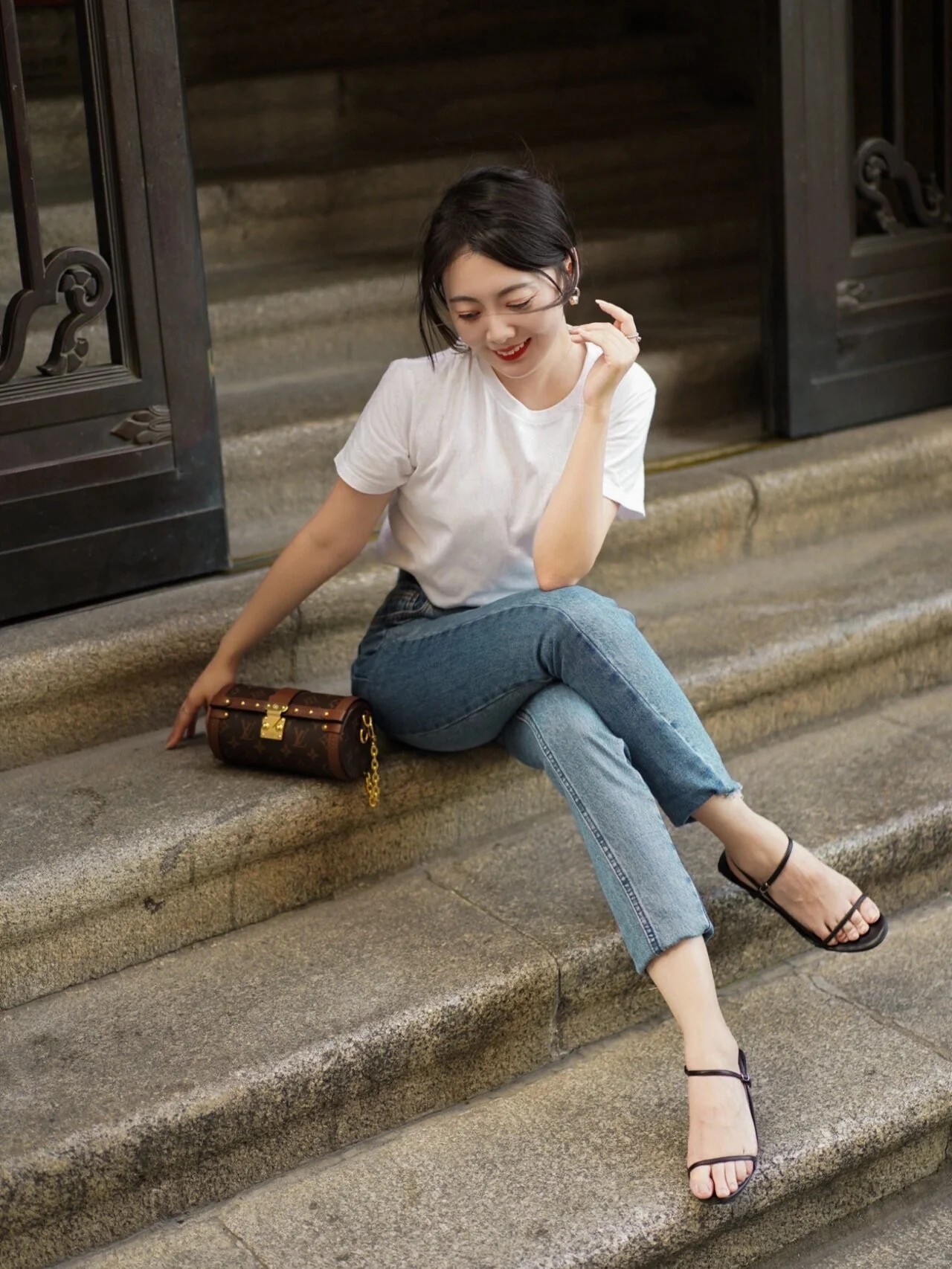 m57835-LV-papillon-trunk-round shoulder bag