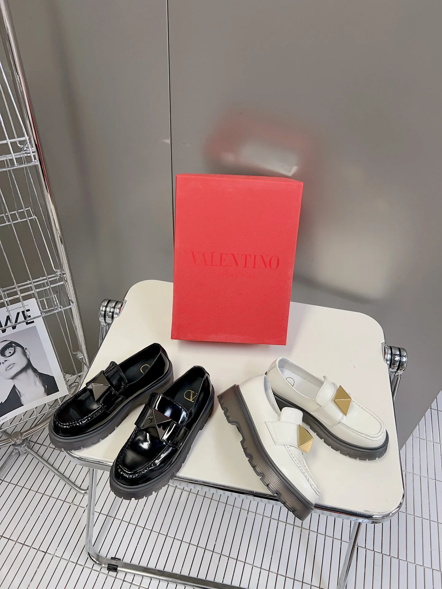 Коллекция Valentino осень/зима 2023, представленная на подиуме - Лоферы - С заклепками - Белые