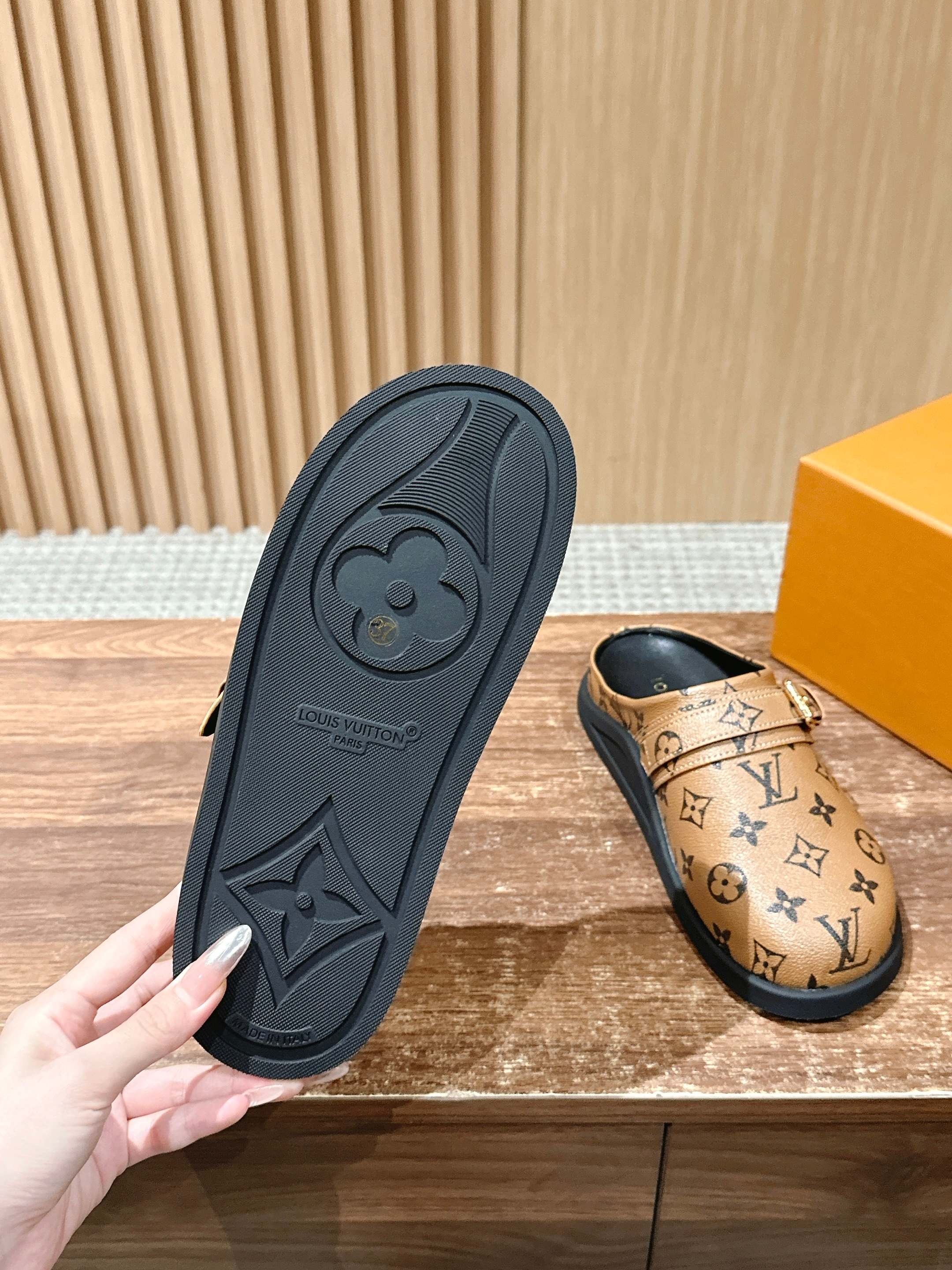 Новинка LV 2025 - Обувь Birkenstock - Монограммный узор - Светло-коричневый