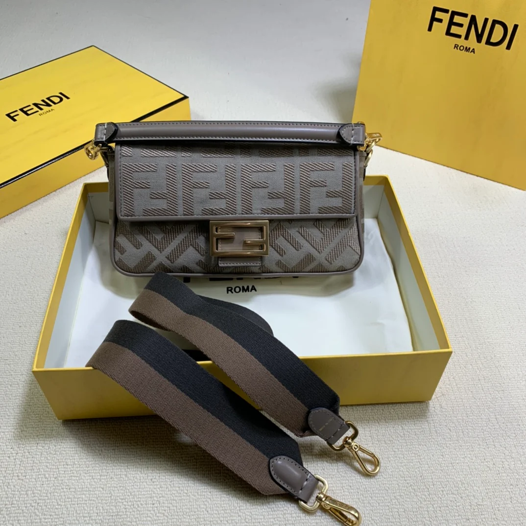 Сумка Fendi Baguette среднего размера из серого холста.