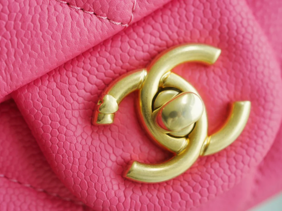 Новинка сезона весна/лето 2023 от Chanel - Сумка на цепочке в форме сердца - Сумка CF - Маленькая - Персиково-розовая