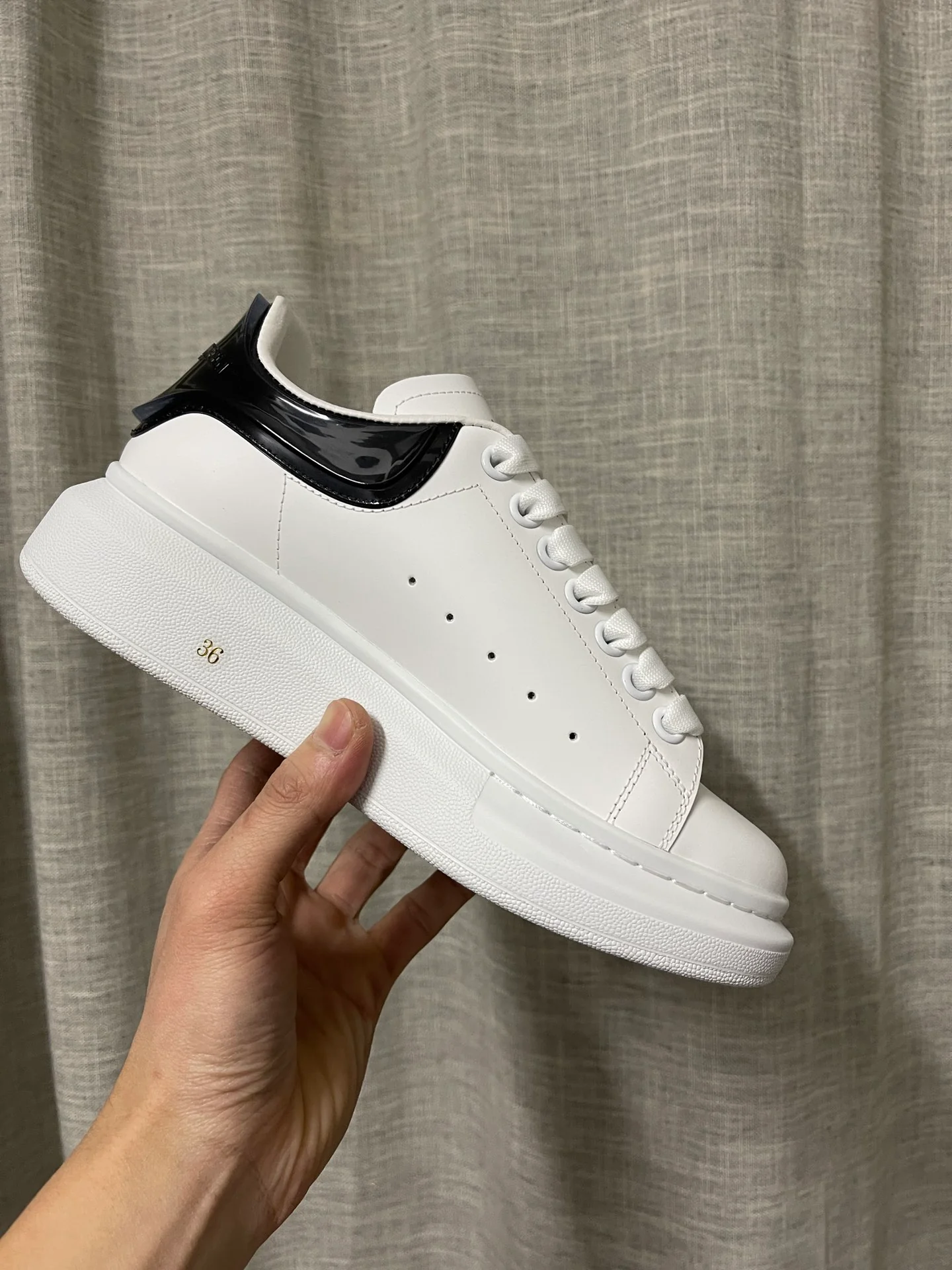 Классические белые кроссовки McQueen - унисекс - черные с мягким каблуком - премиум-издание