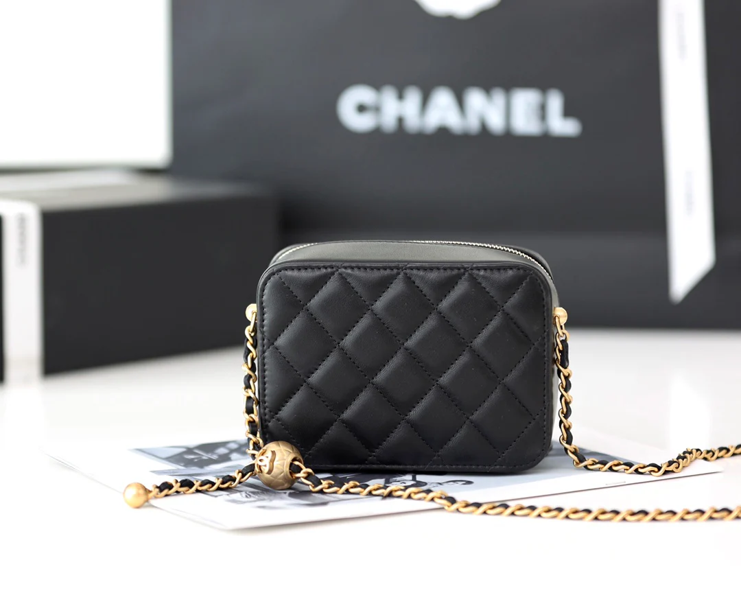 Весенняя коллекция Chanel 2022 — Маленькая сумка-фотоаппарат Gold Globe.