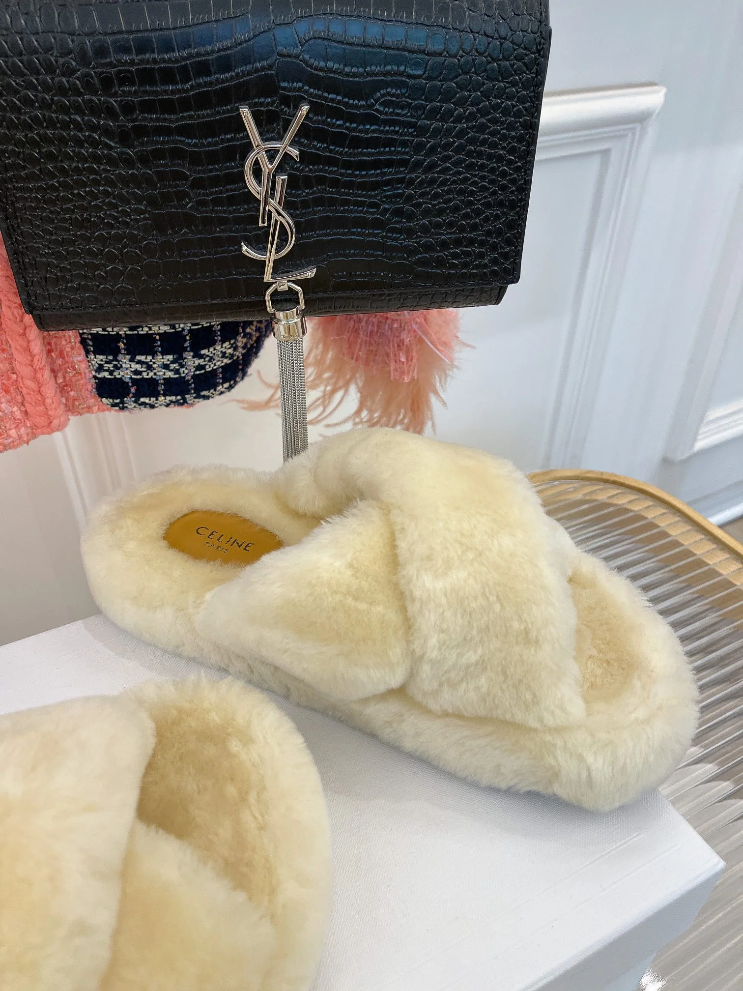 Коллекция Celine Осень/Зима 2022 - Шерстяные тапочки с перекрестным кроем