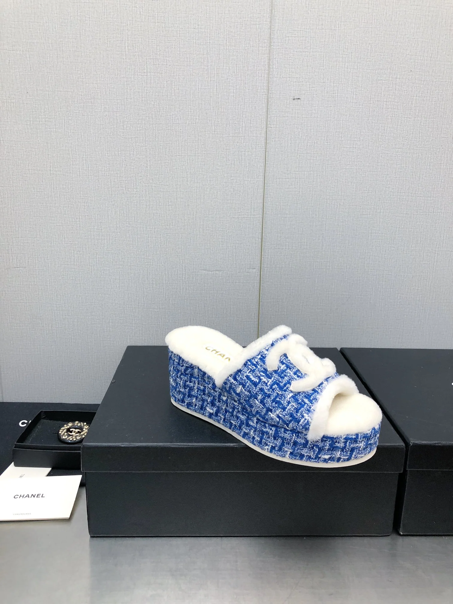 Новинка сезона осень/зима 2023 от Chanel - шерстяные сандалии в клетку - темно-синие.