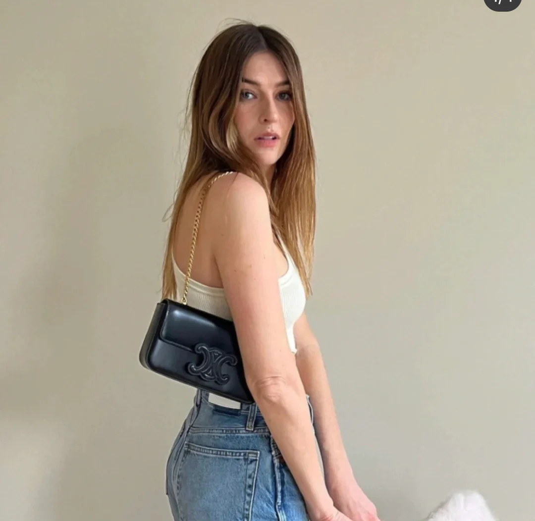 Сумка Celine Triomphe на плечо из глянцевой телячьей кожи с цепочкой — фотографии вживую.