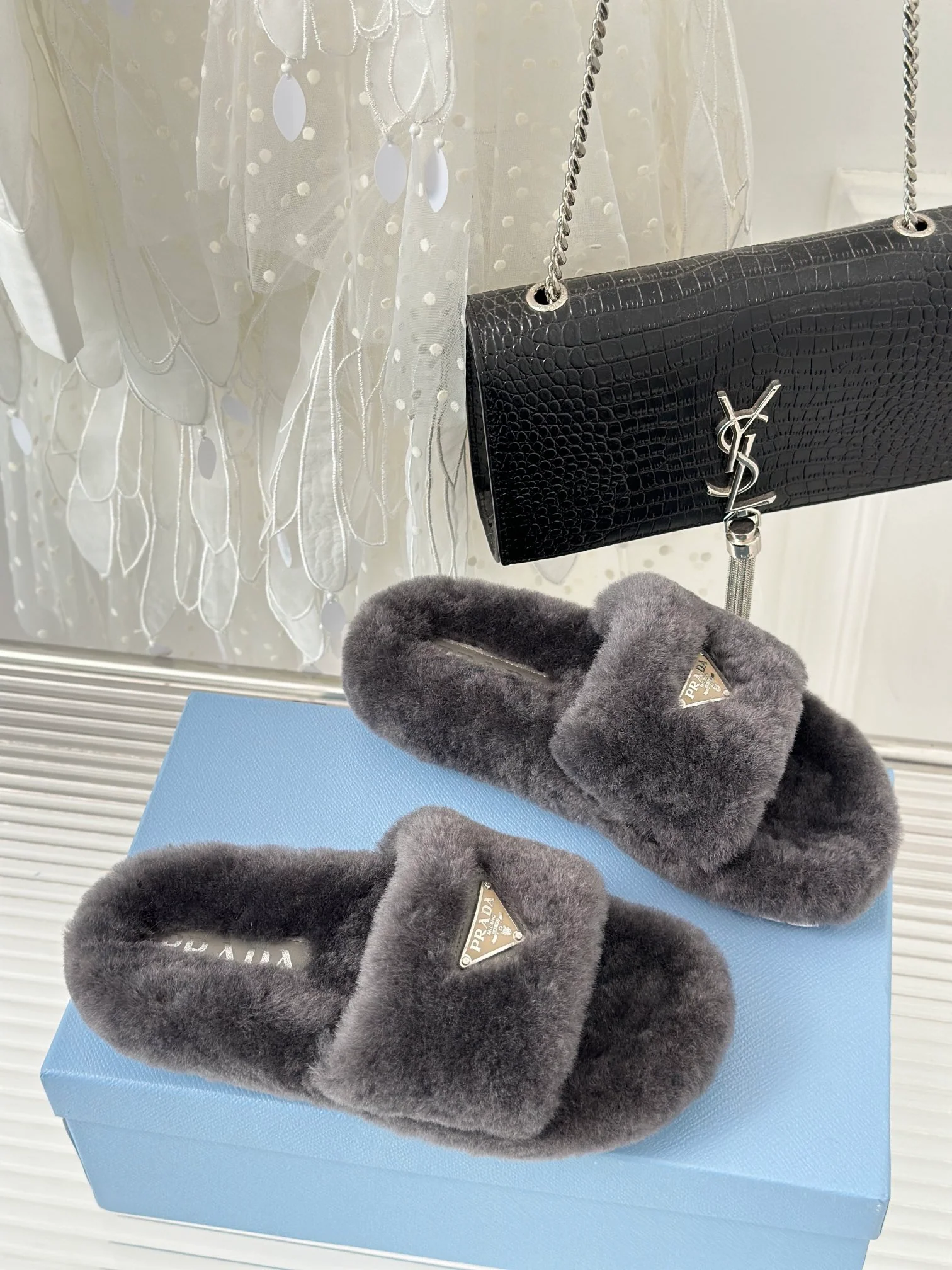 Новинка сезона осень/зима 2023 от Prada - Шерстяные тапочки - Железно-серый