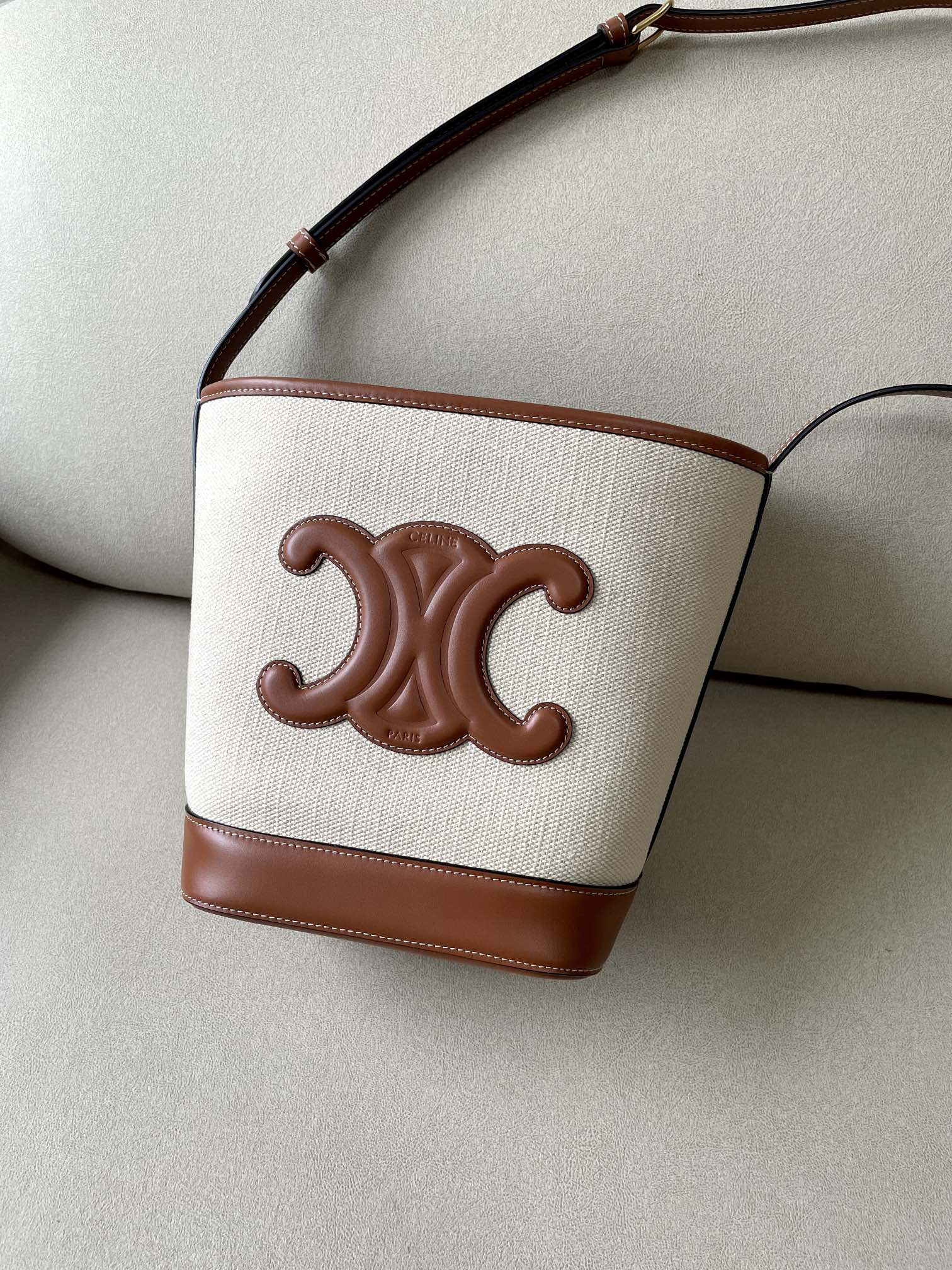 Сумка-ведро Celine Cuir Triomphe Small из телячьей кожи - бежевого цвета.