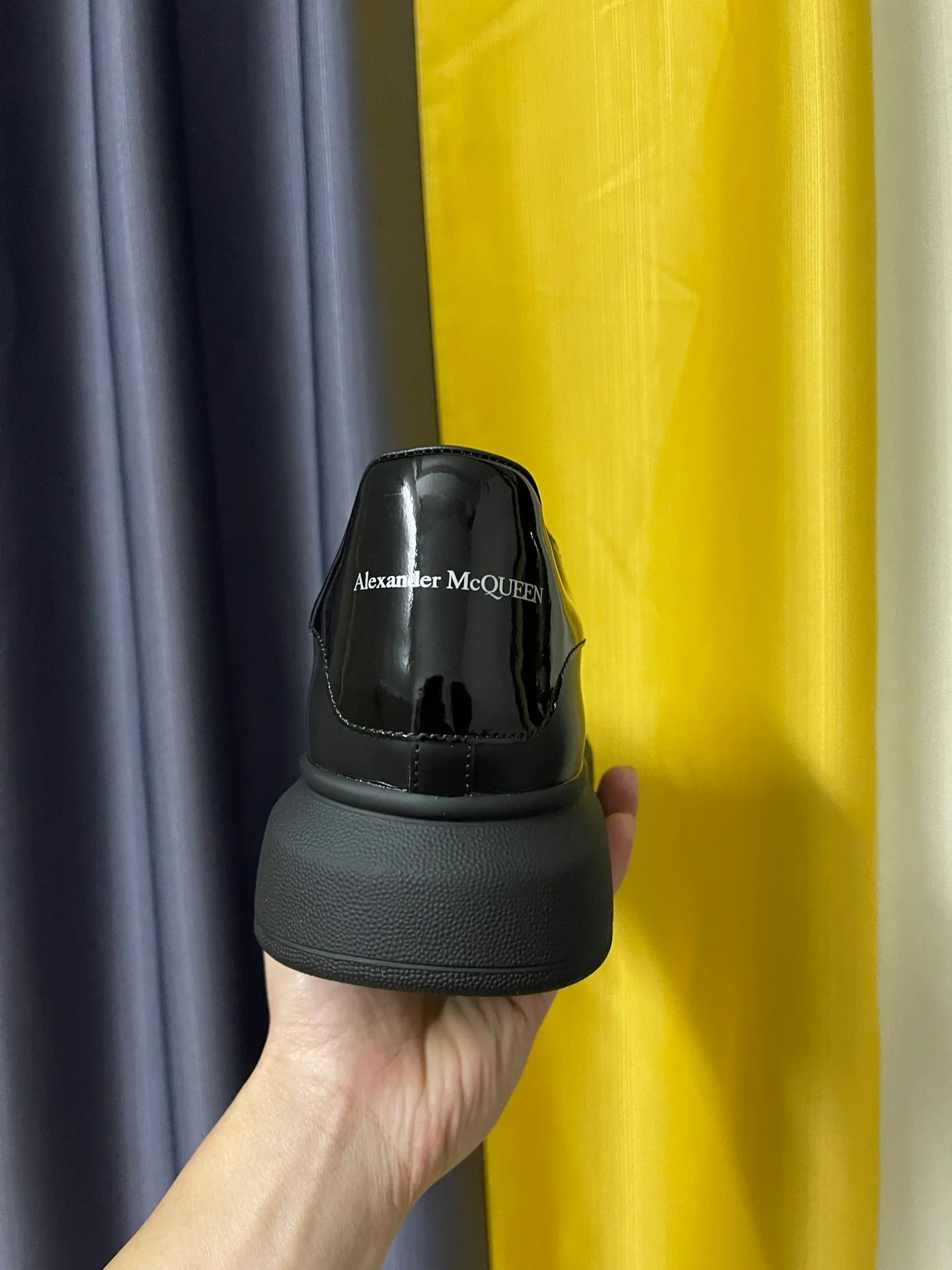 Классические белые кроссовки McQueen - унисекс - глянцево-черные - черная лакированная кожа на каблуке